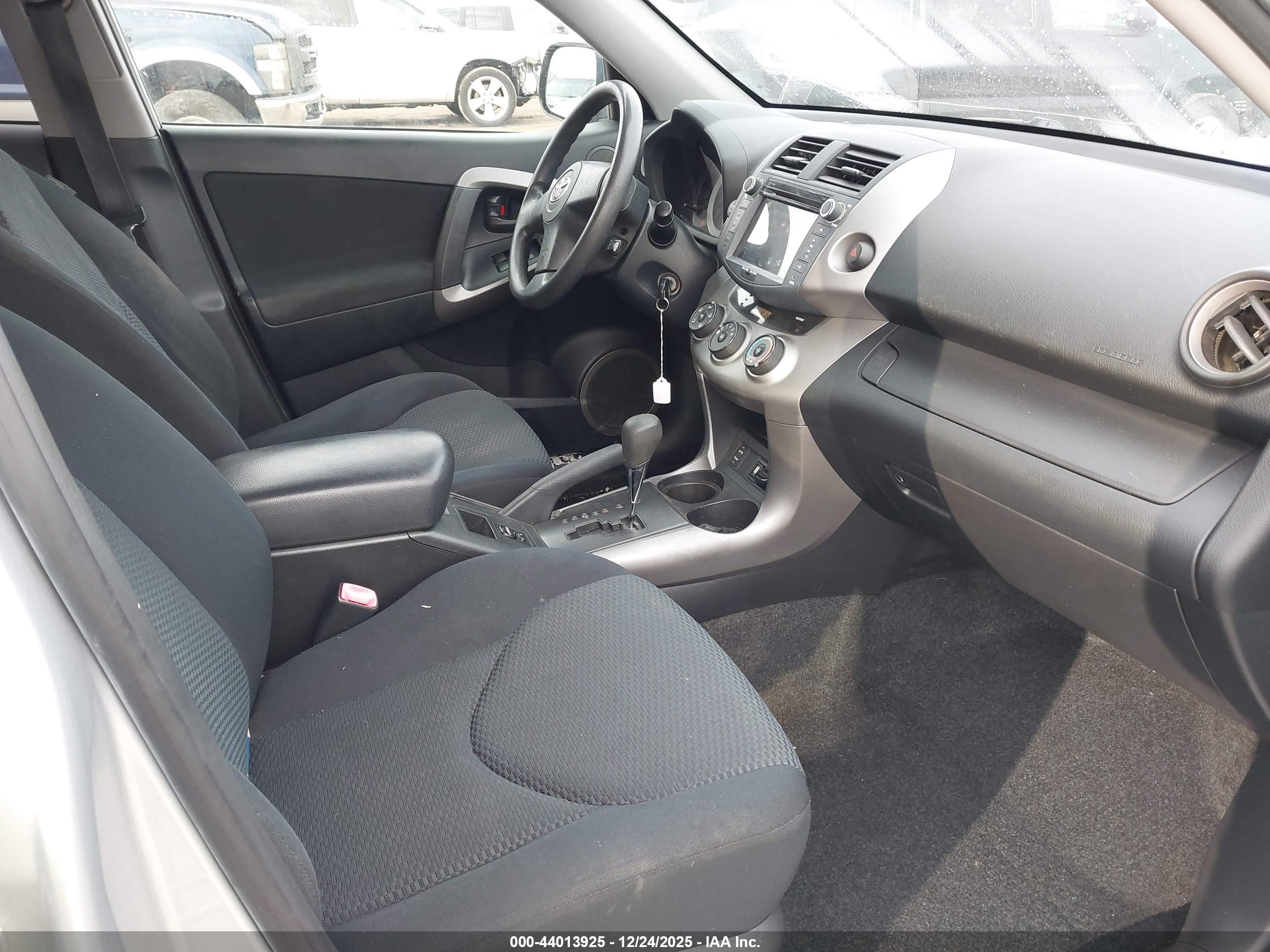 TOYOTA RAV4 image 5