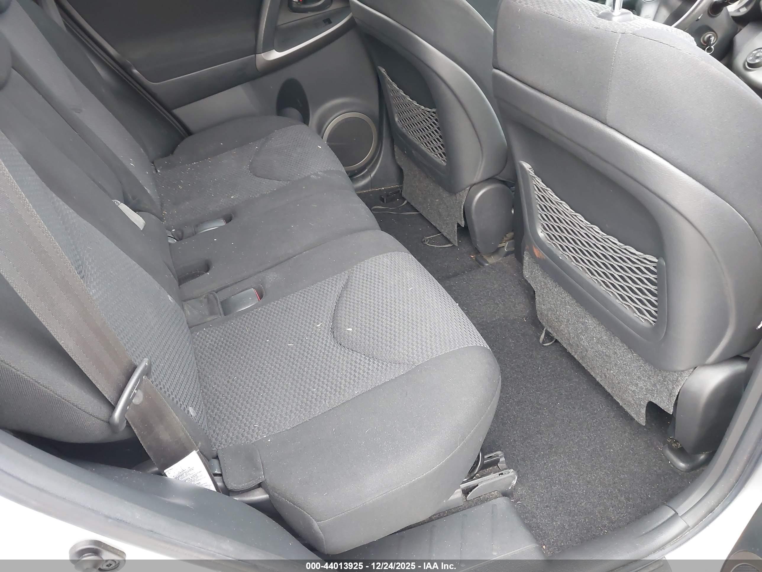 TOYOTA RAV4 image 8