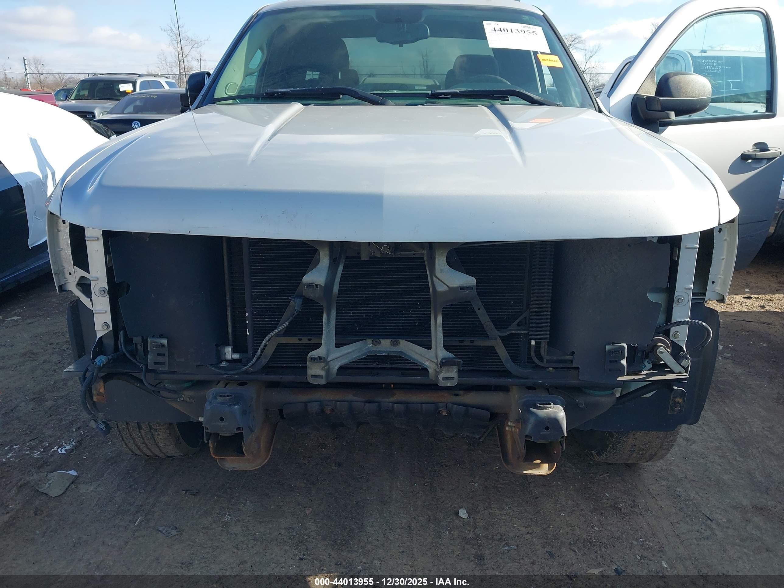 CHEVROLET SILVERADO image 6