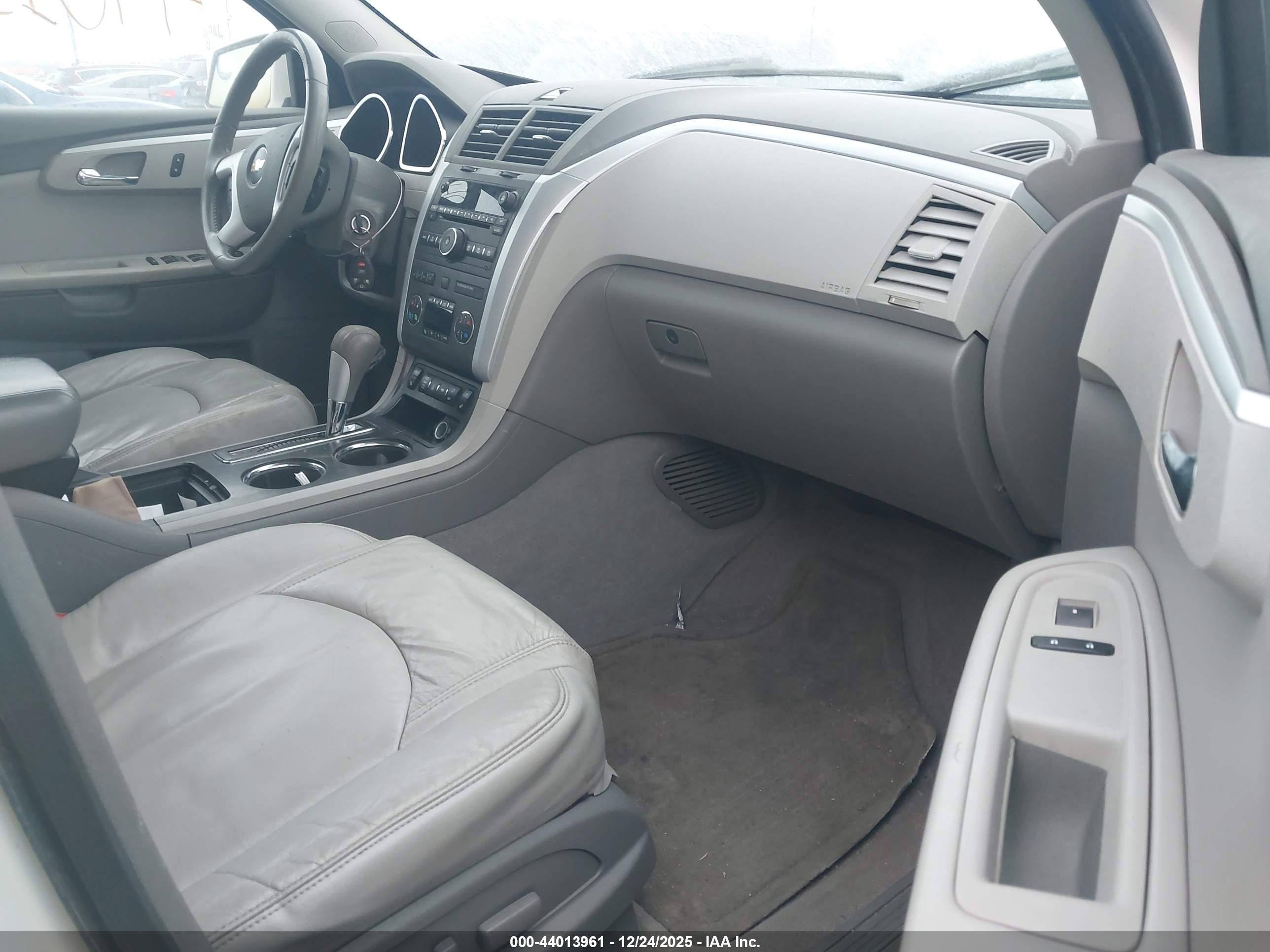 CHEVROLET TRAVERSE image 5