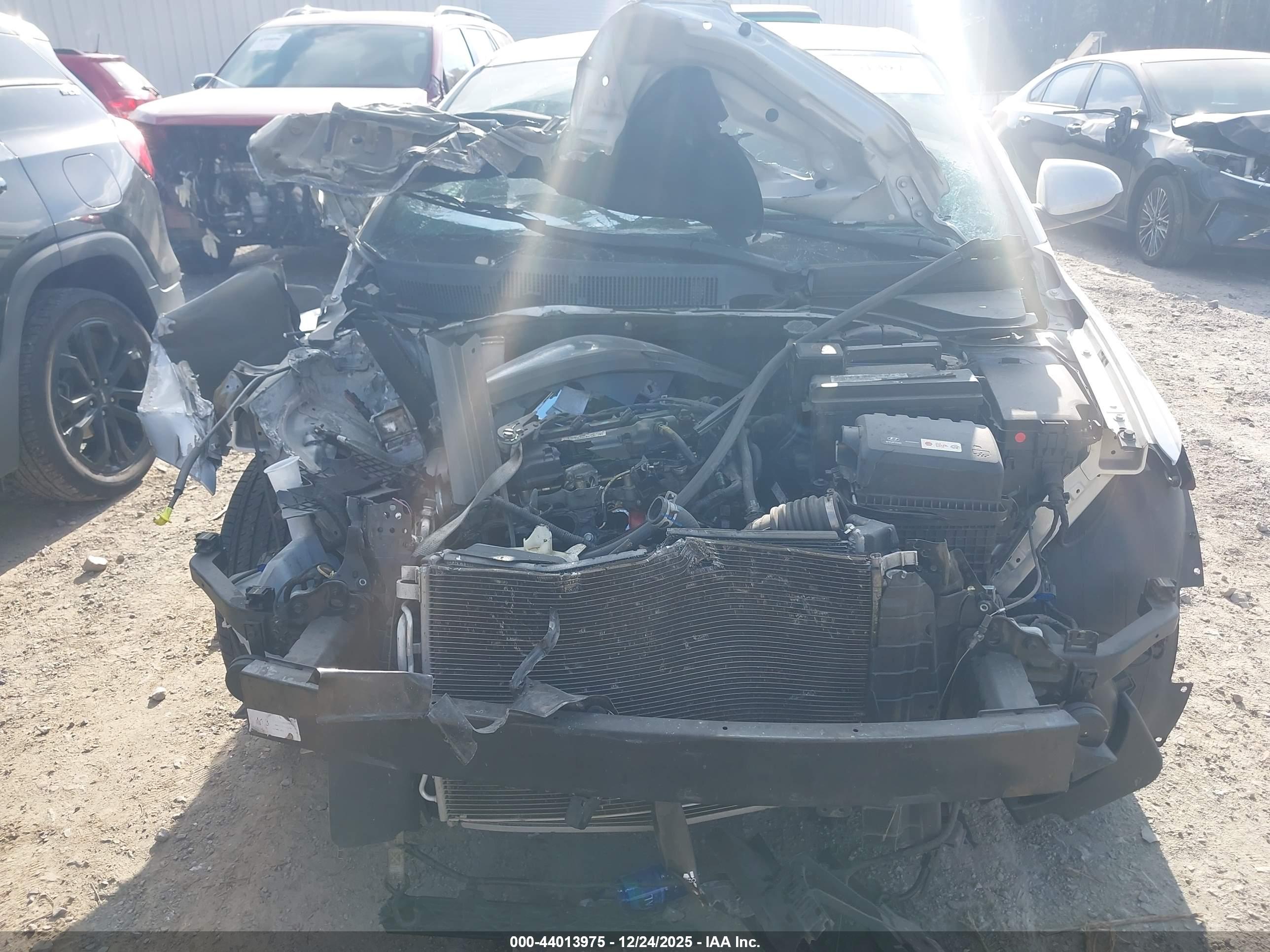 HYUNDAI ELANTRA image 6