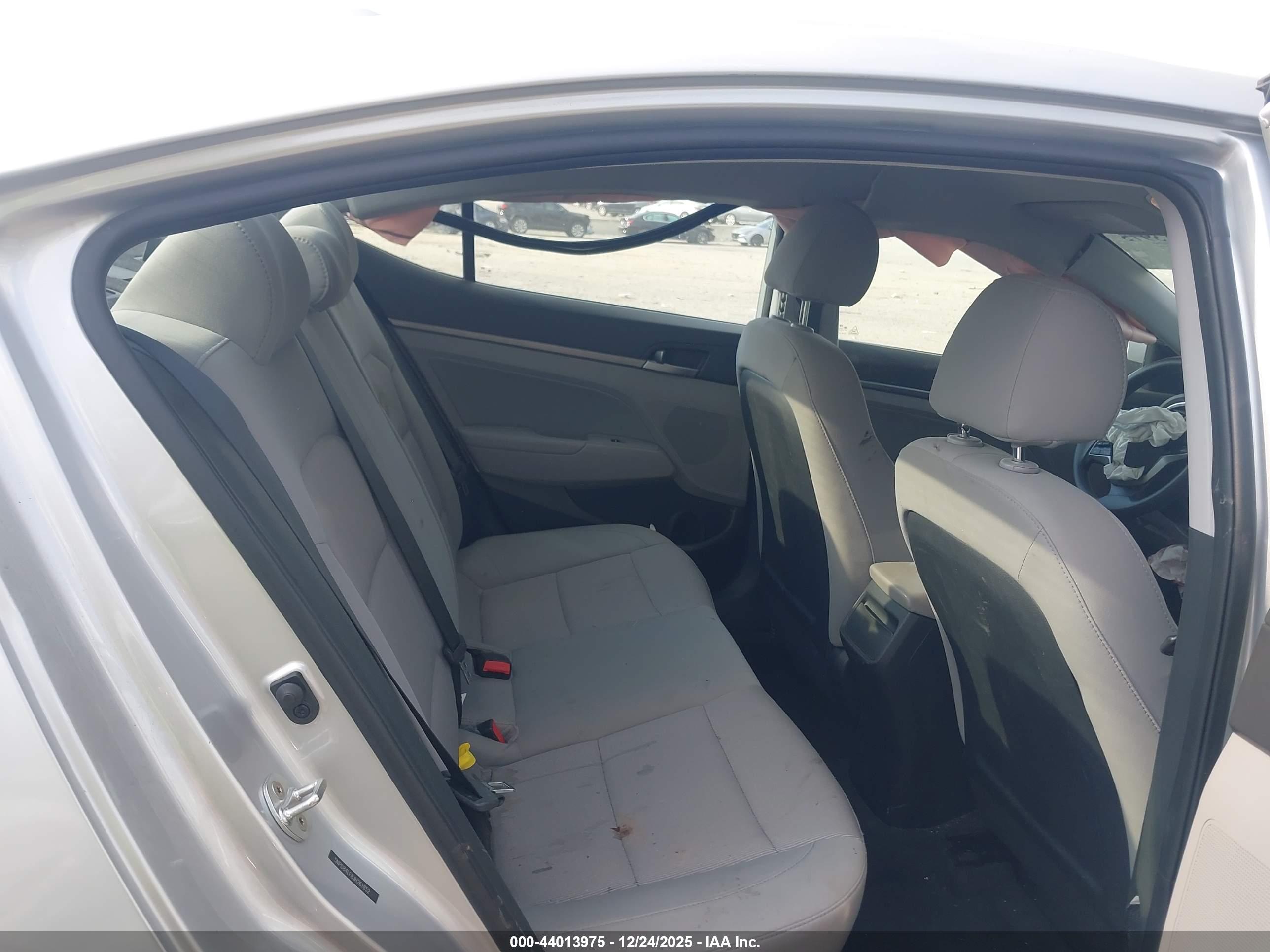 HYUNDAI ELANTRA image 8