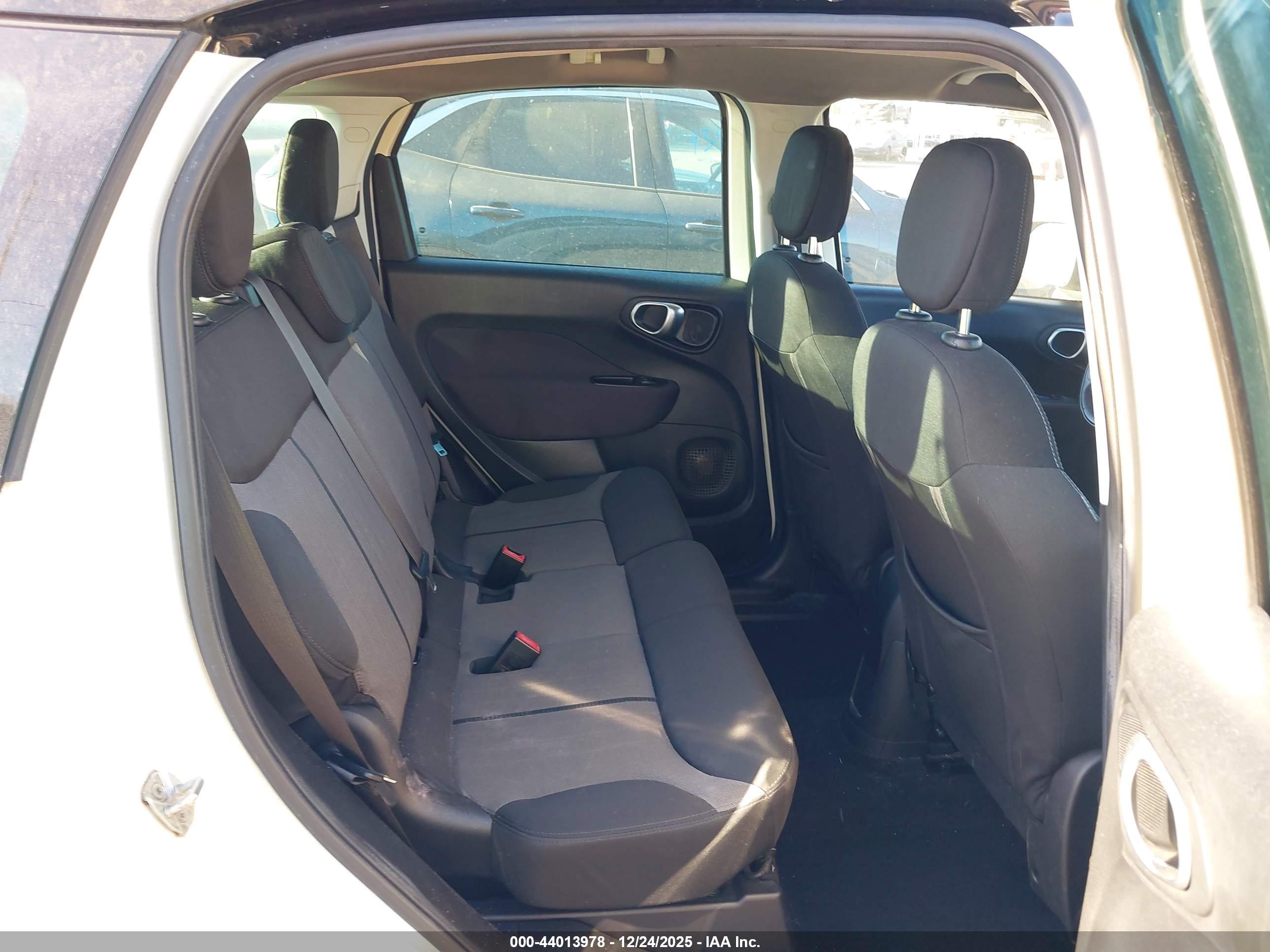 FIAT 500L image 8