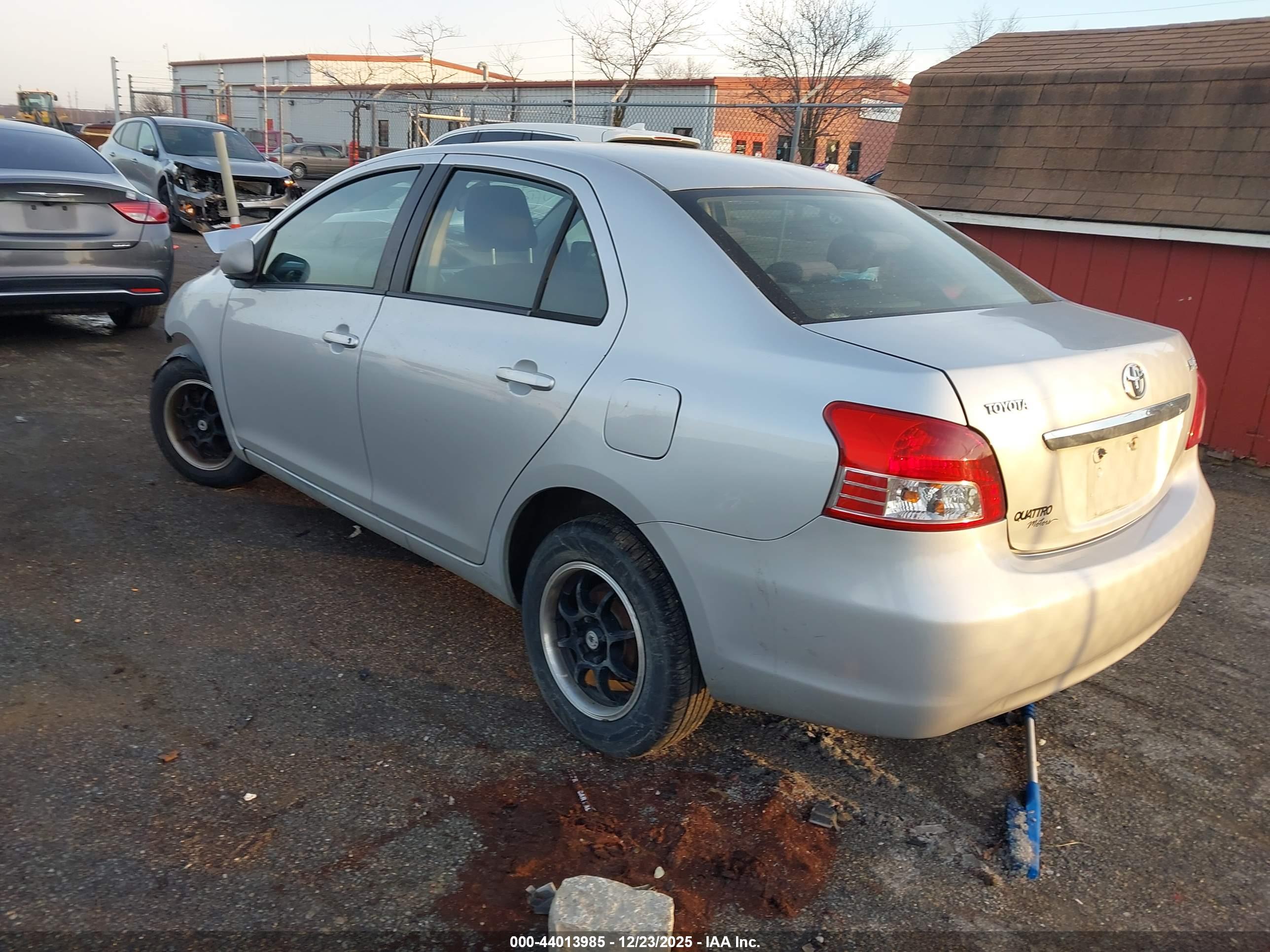 TOYOTA YARIS image 3