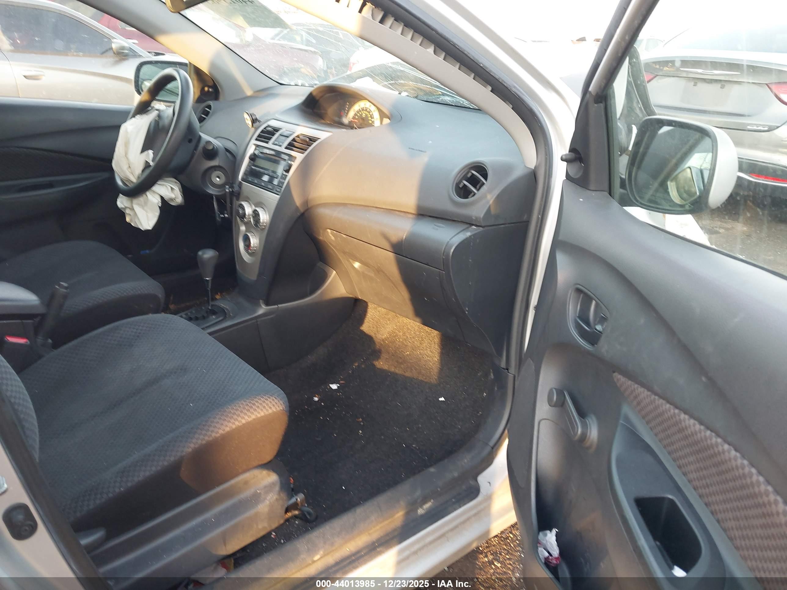 TOYOTA YARIS image 5