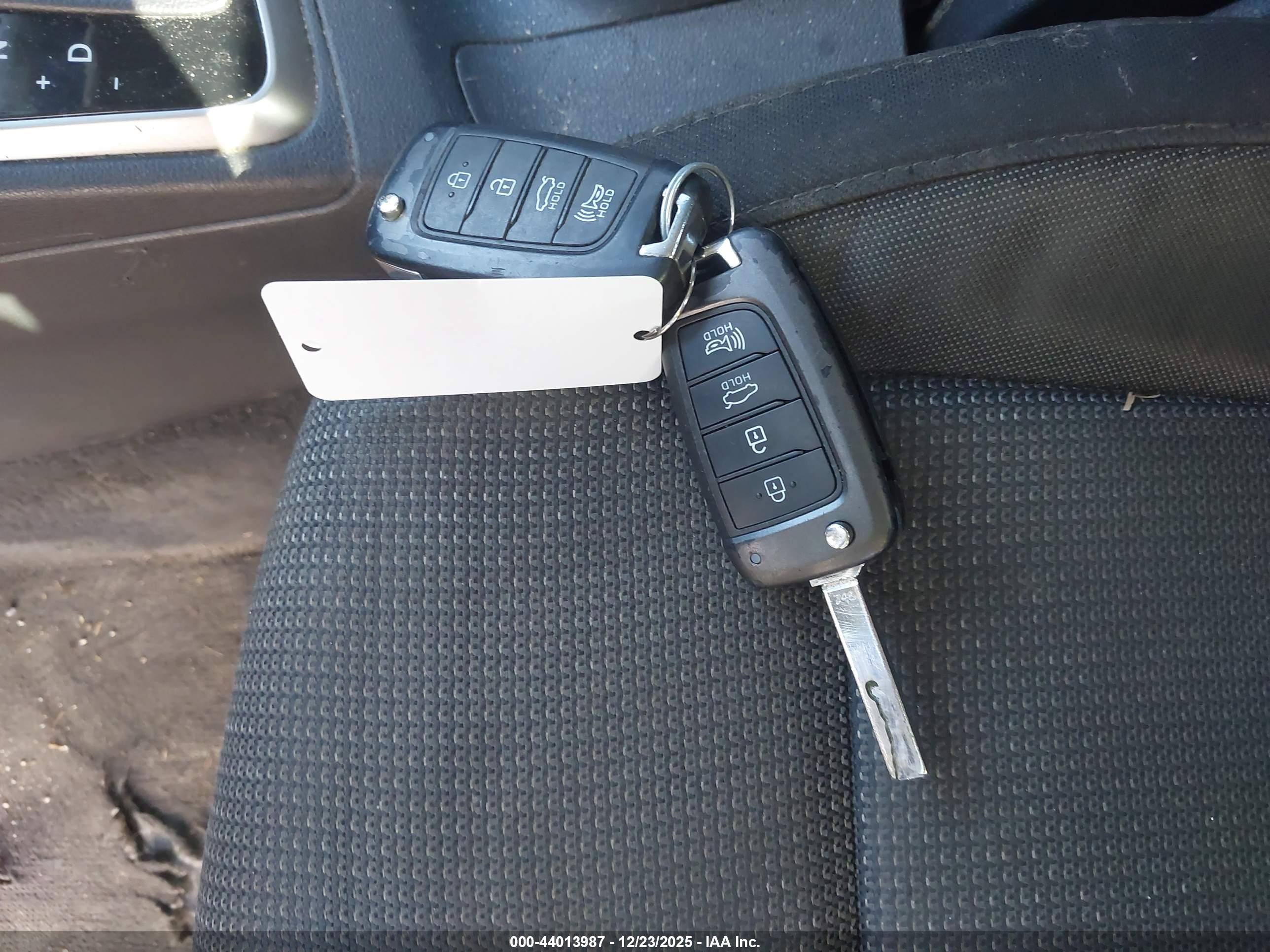 HYUNDAI ACCENT image 11