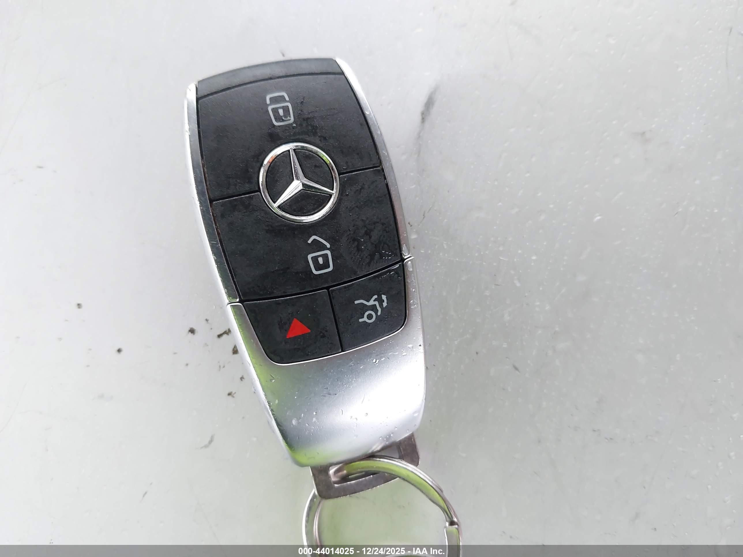 MERCEDES-BENZ GLA image 11