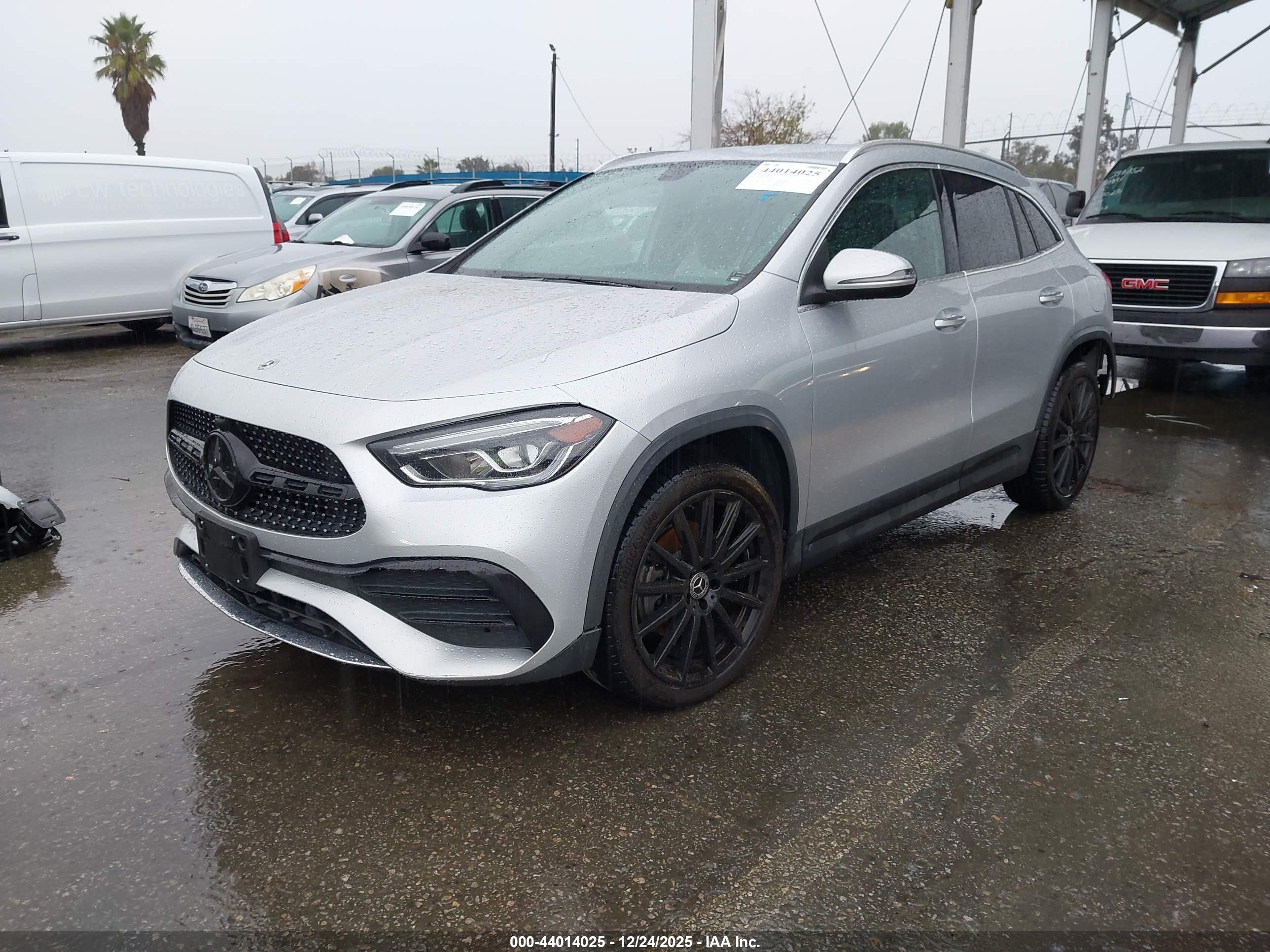 MERCEDES-BENZ GLA image 2