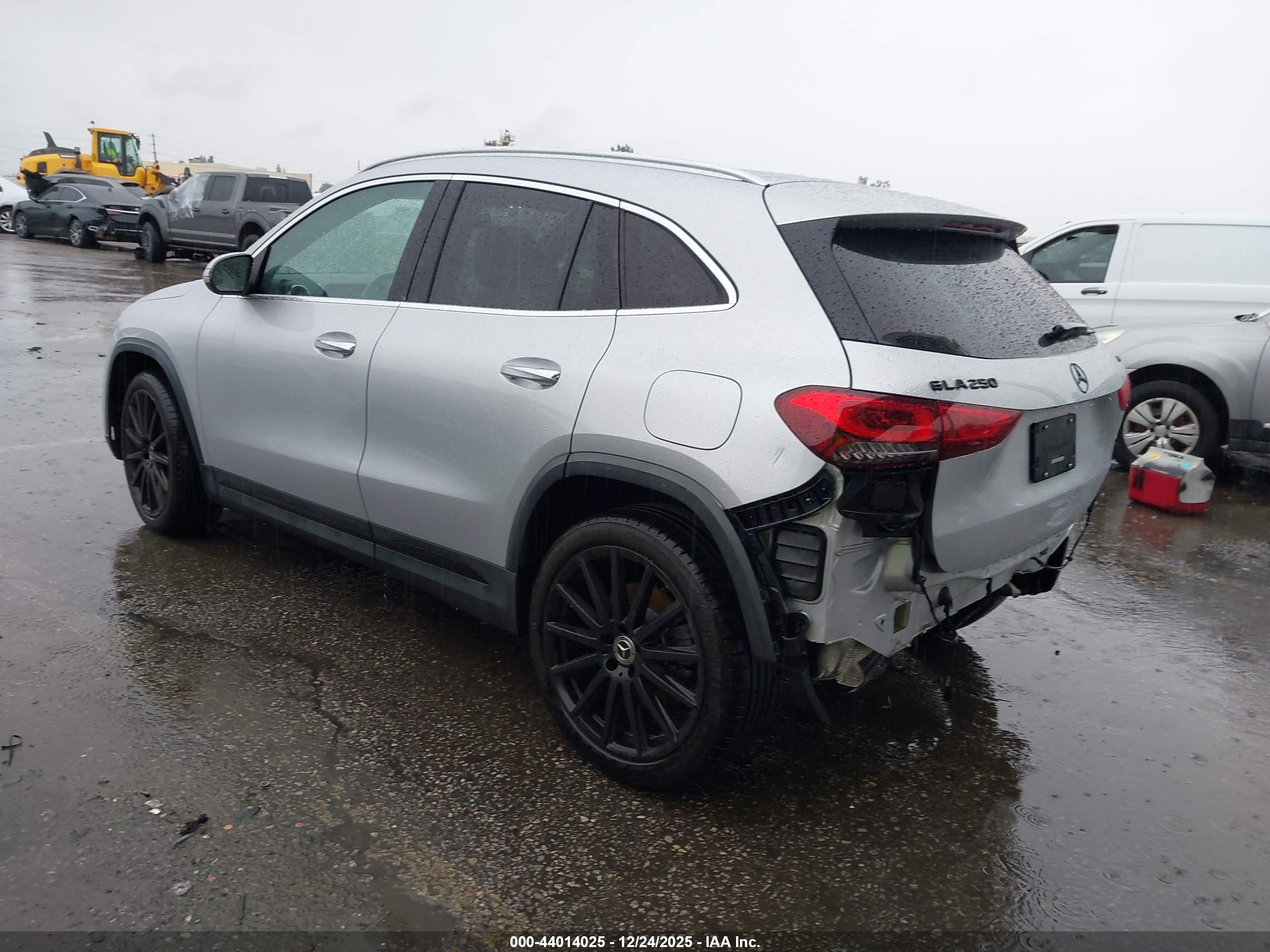 MERCEDES-BENZ GLA image 3