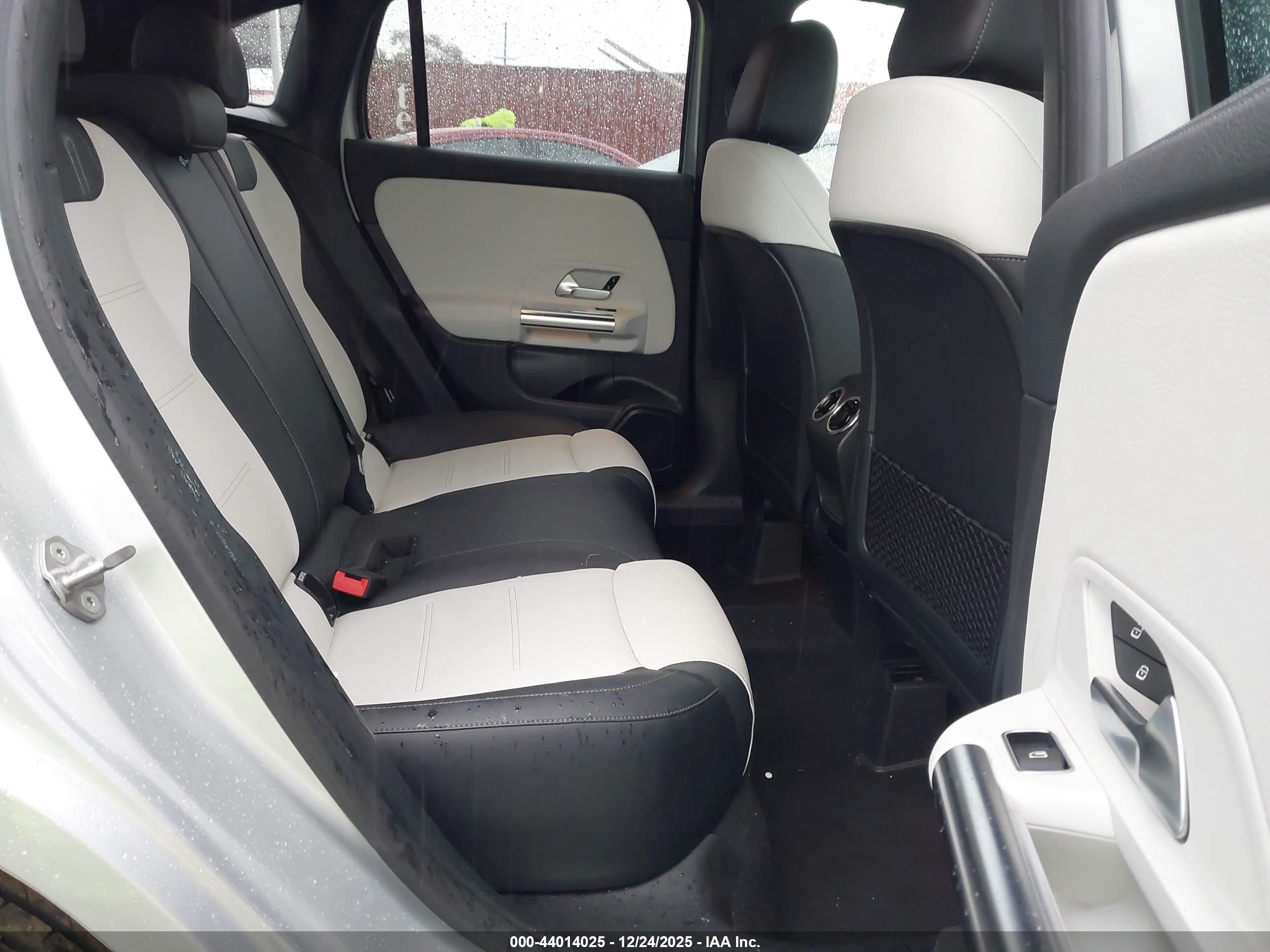 MERCEDES-BENZ GLA image 8