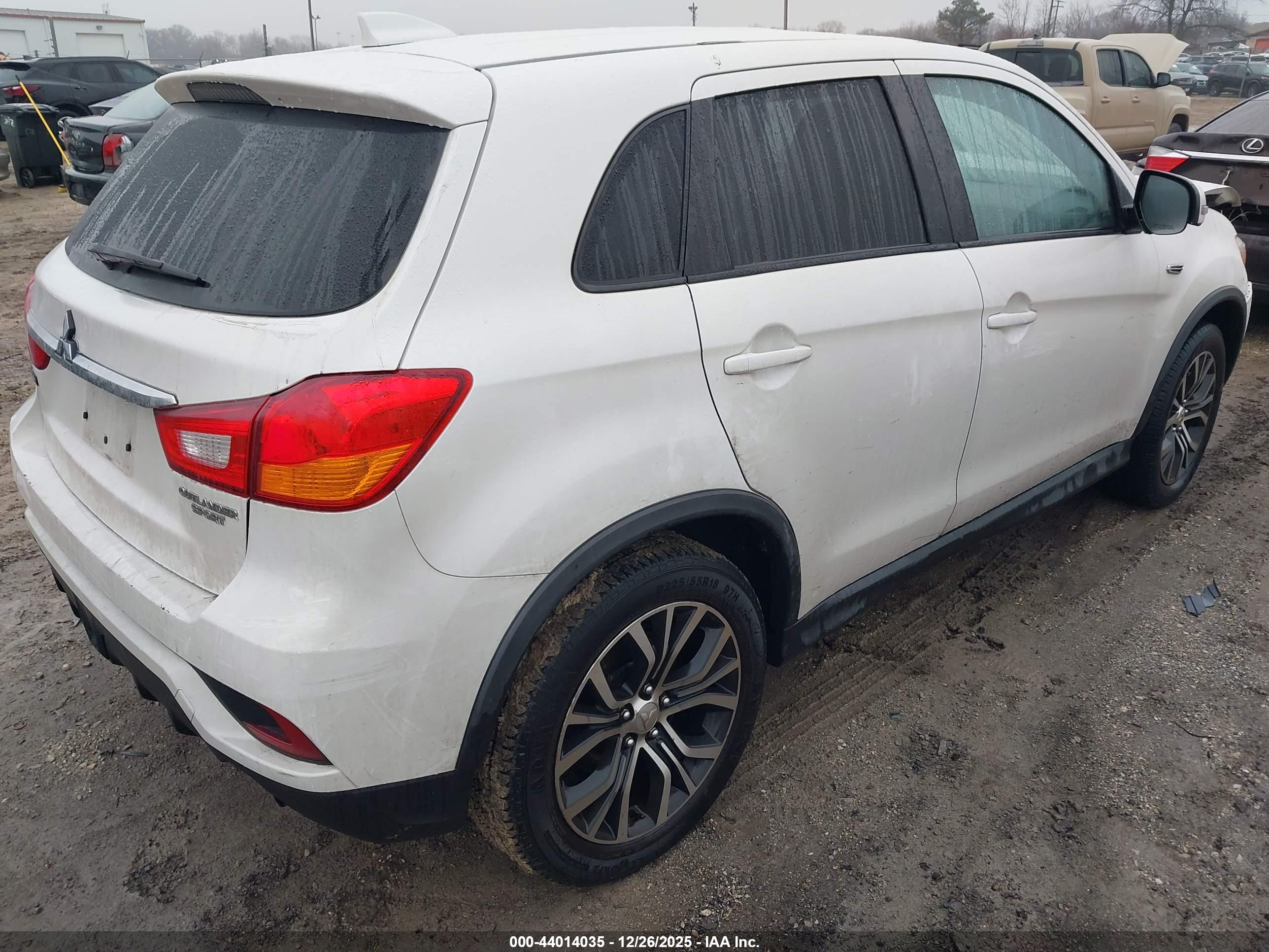 MITSUBISHI OUTLANDER image 4