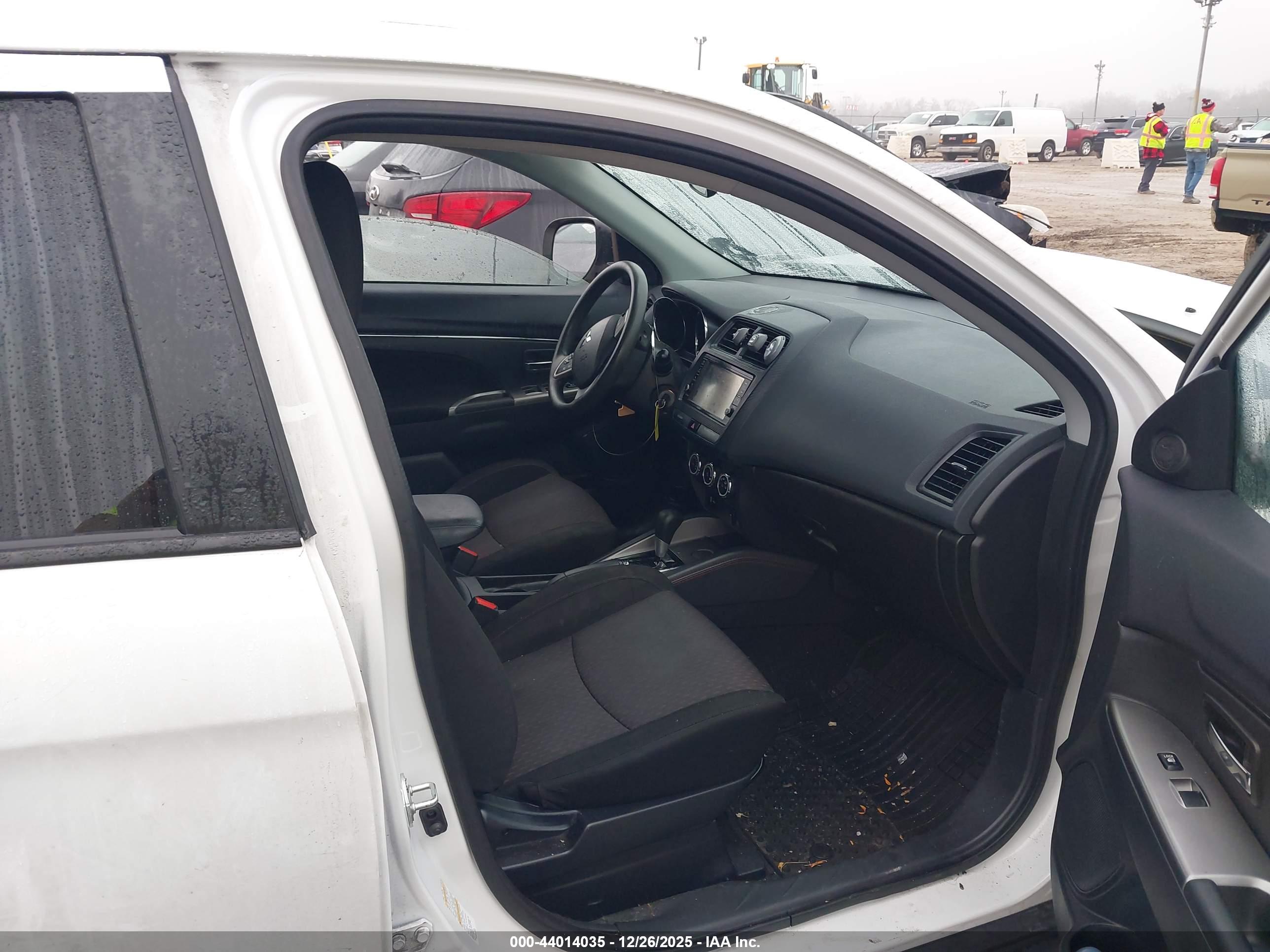 MITSUBISHI OUTLANDER image 5