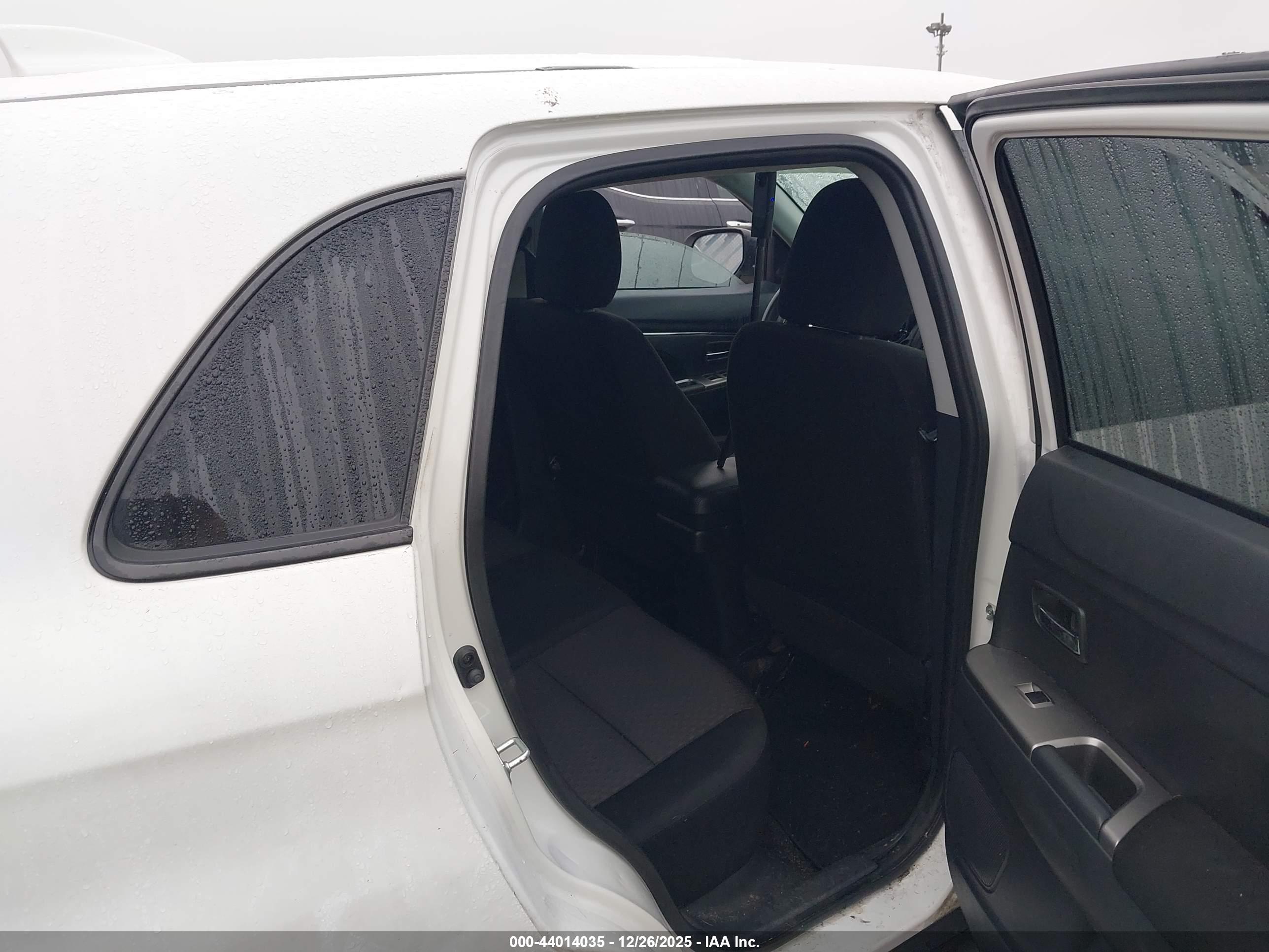 MITSUBISHI OUTLANDER image 8