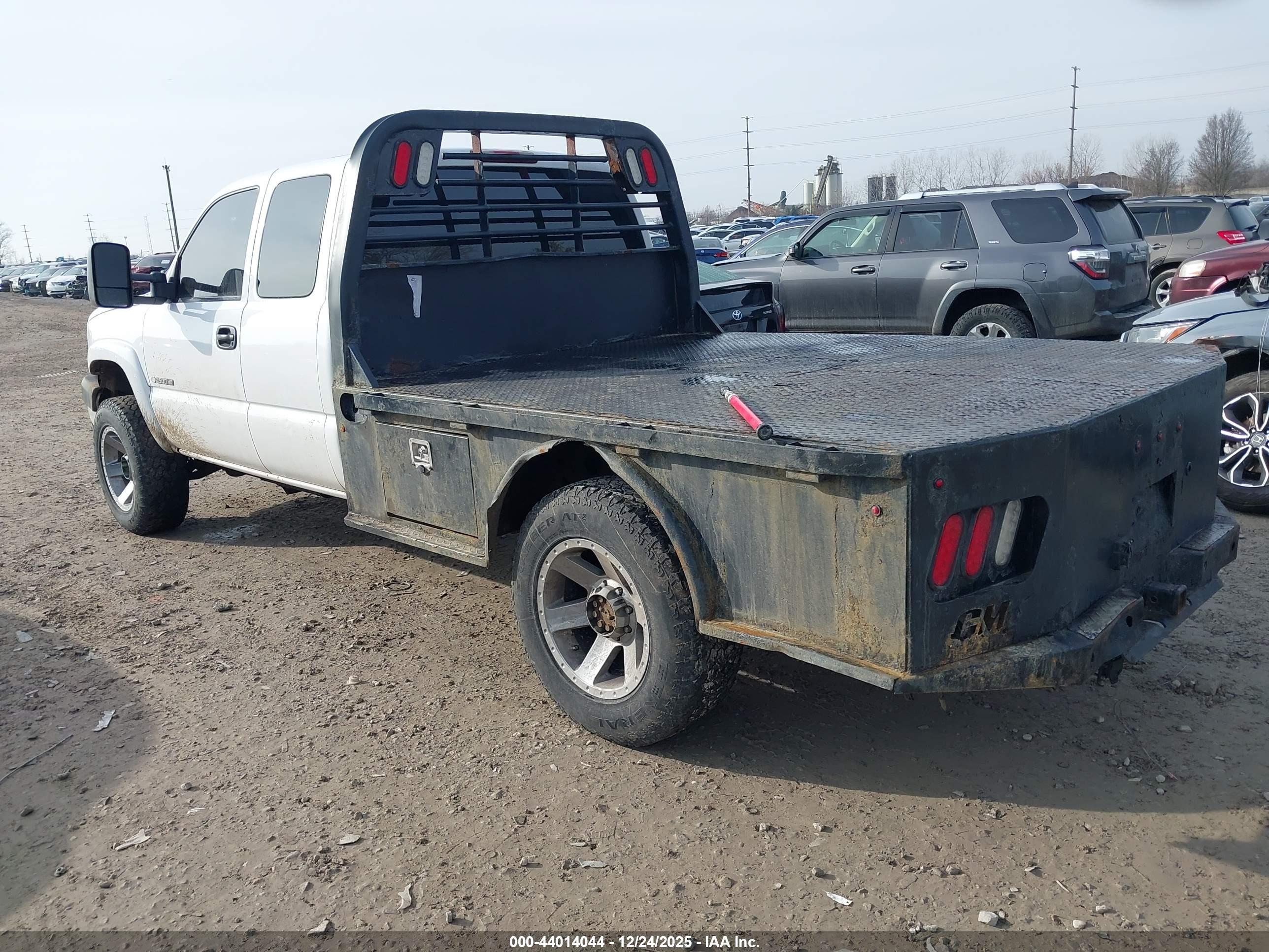 CHEVROLET SILVERADO image 3
