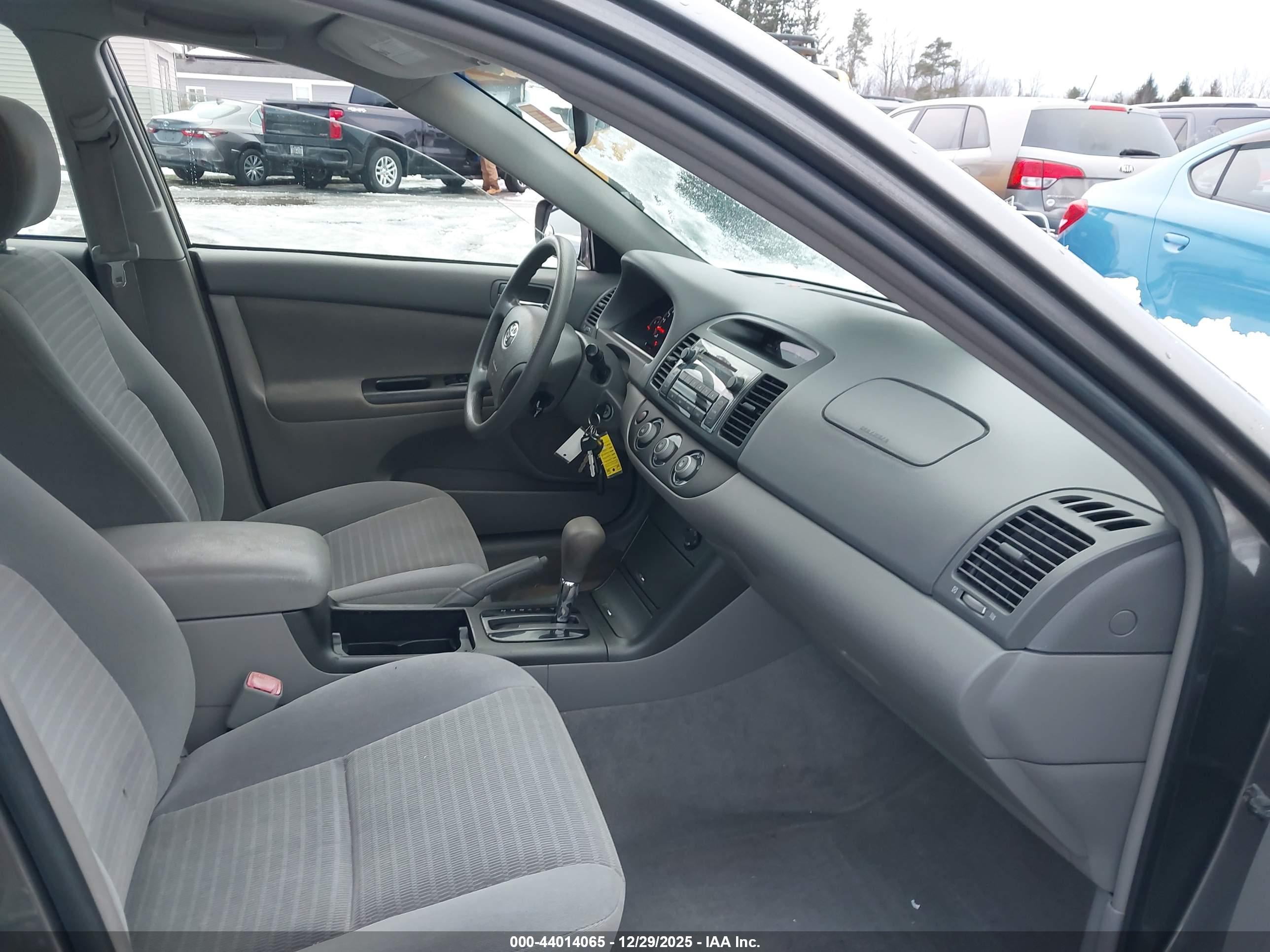 TOYOTA CAMRY image 5