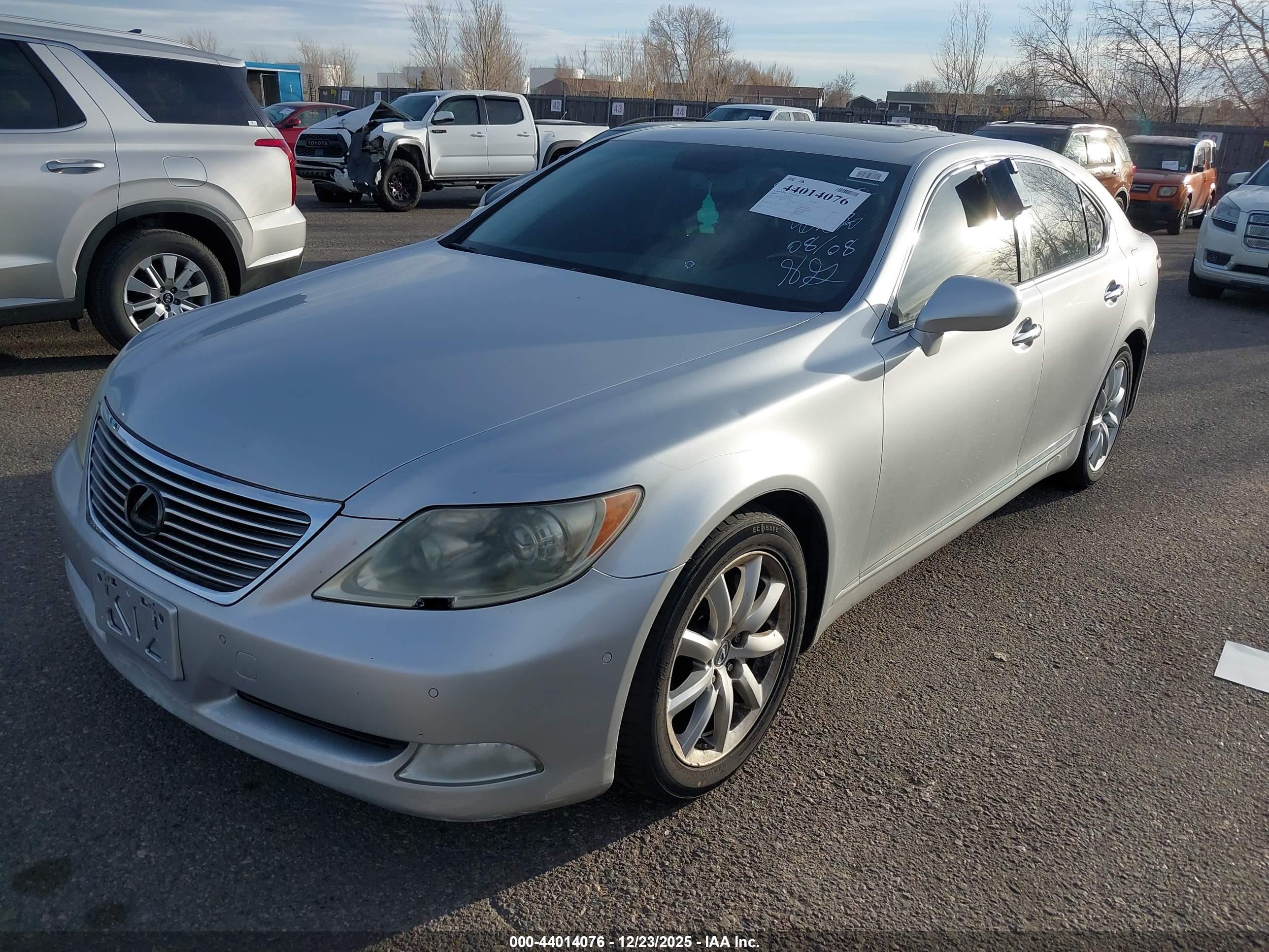 LEXUS LS image 2