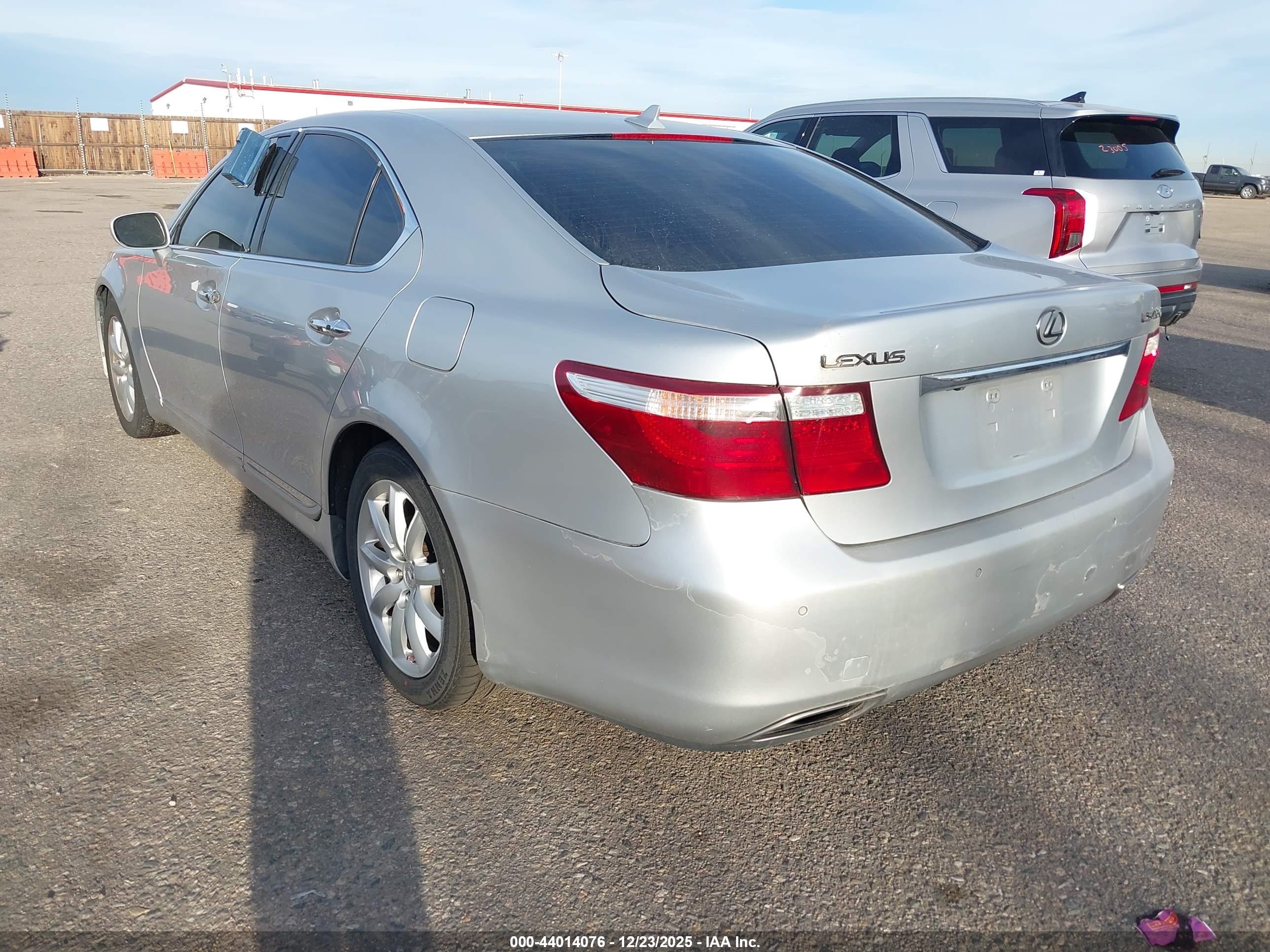 LEXUS LS image 3