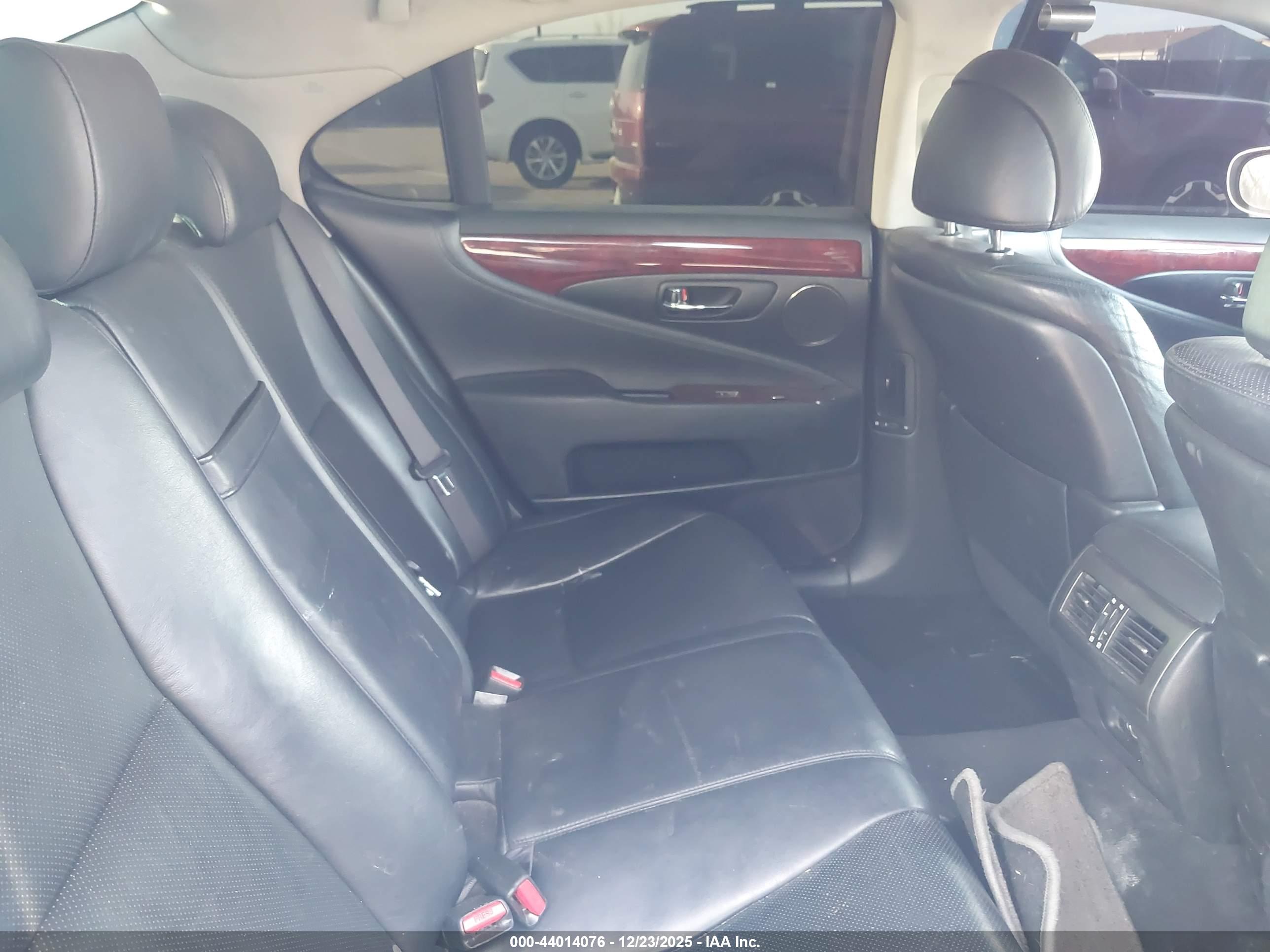 LEXUS LS image 8