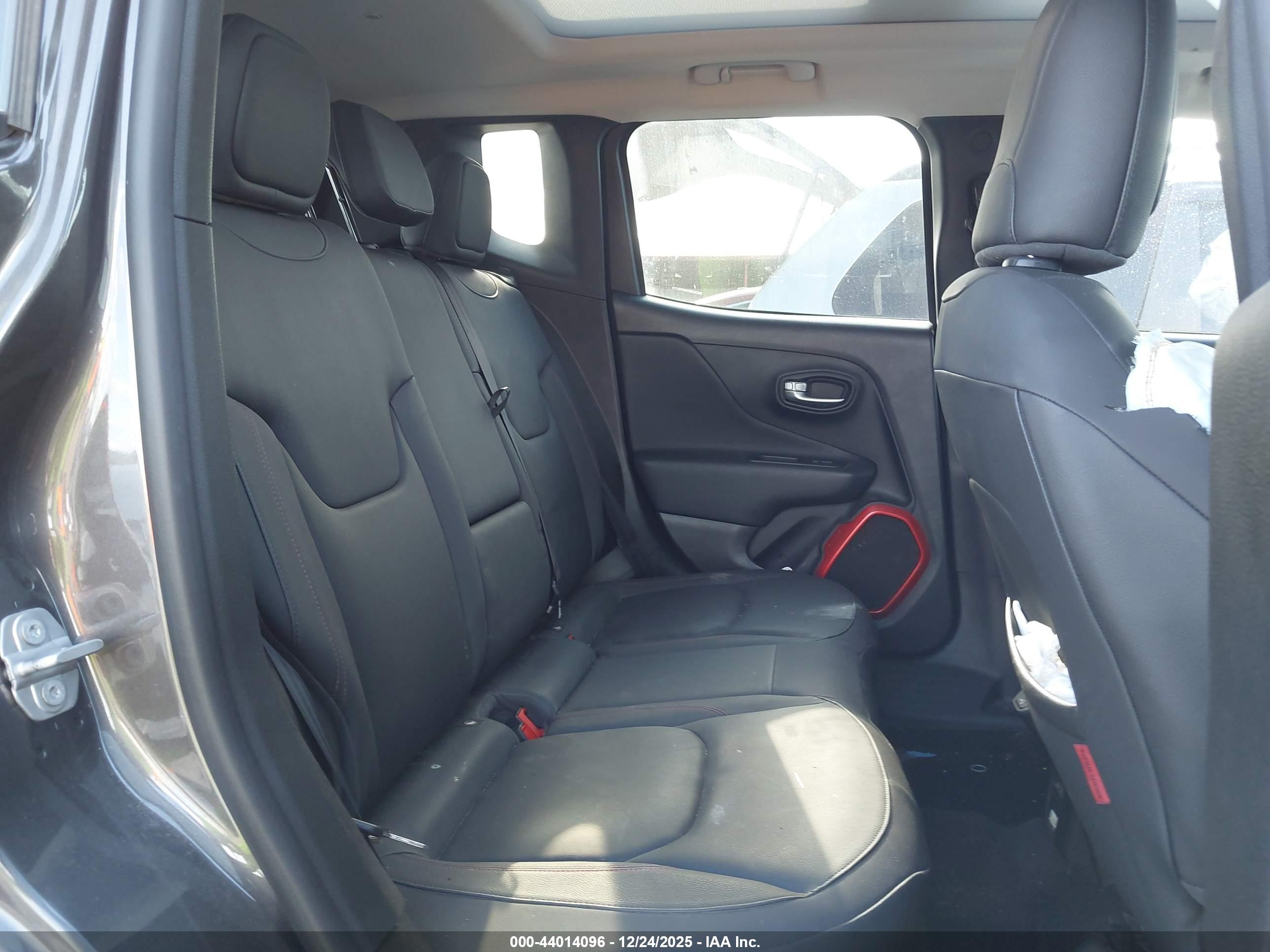 JEEP RENEGADE image 8