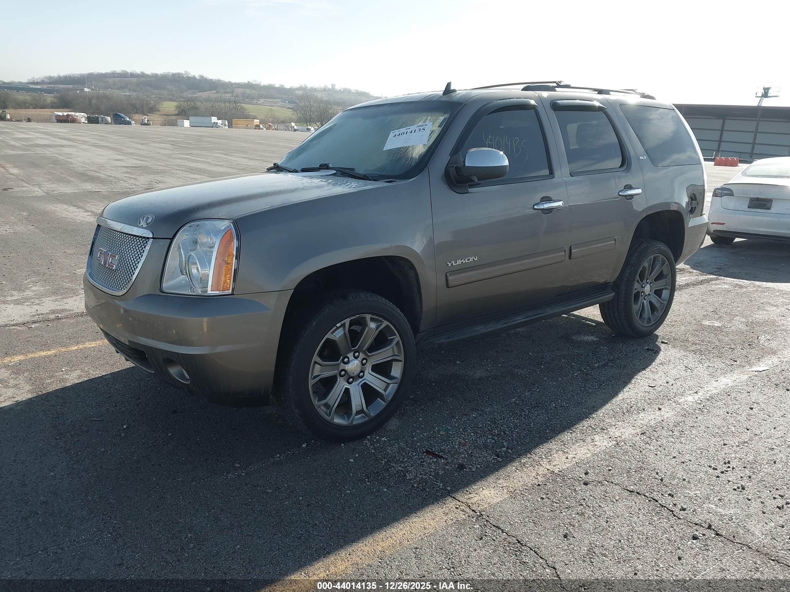 GMC YUKON image 2