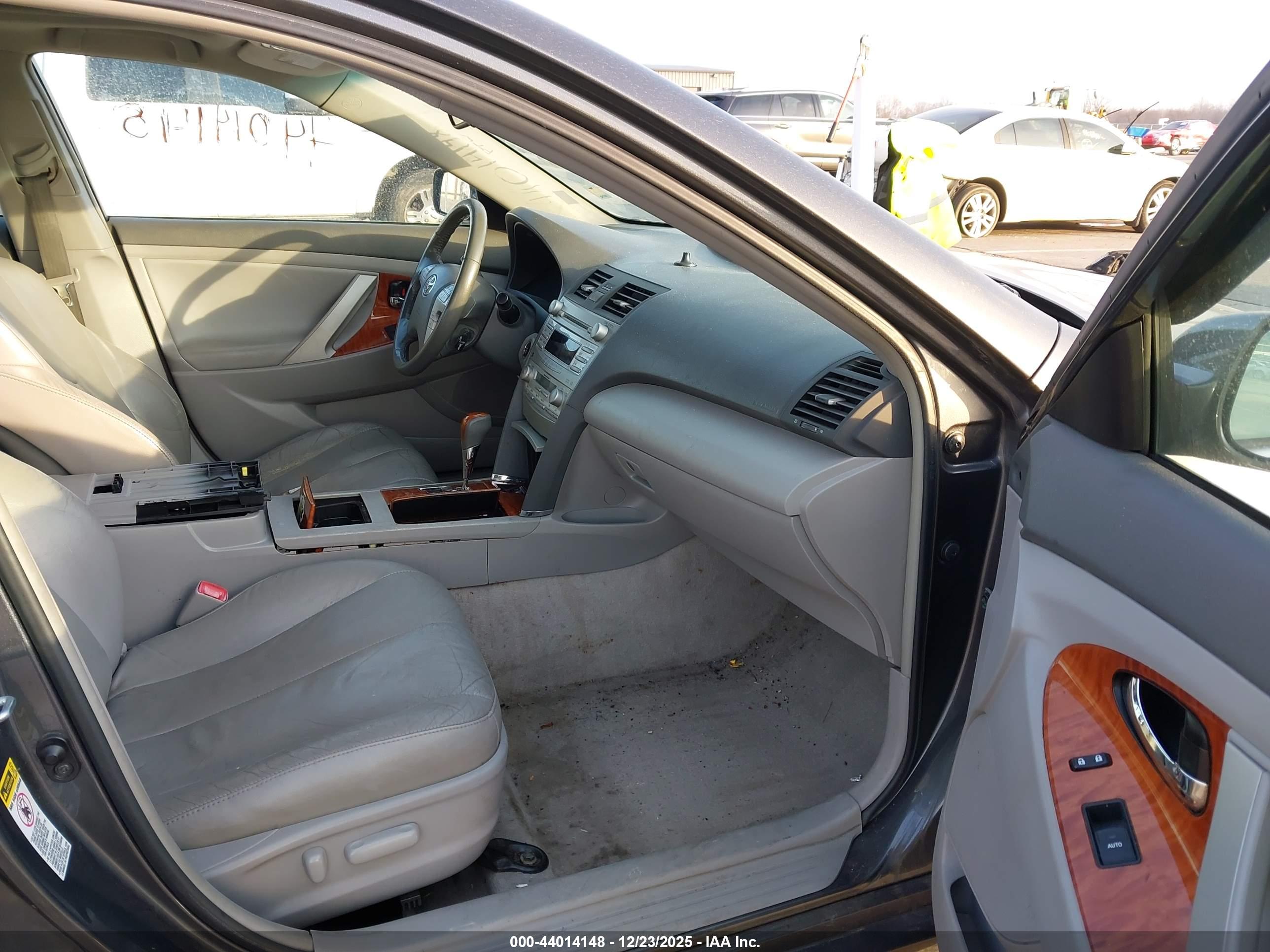 TOYOTA CAMRY image 5