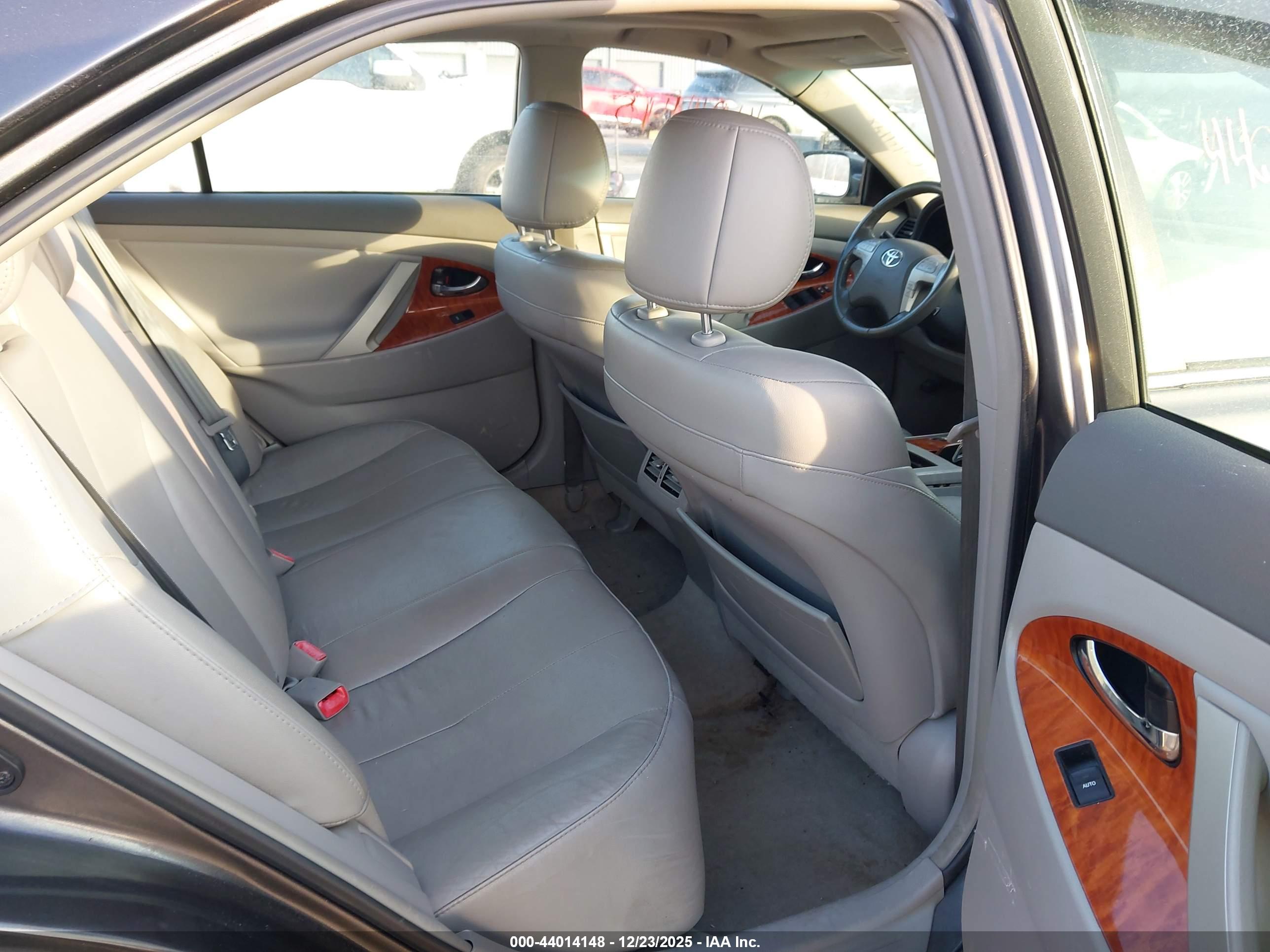 TOYOTA CAMRY image 8