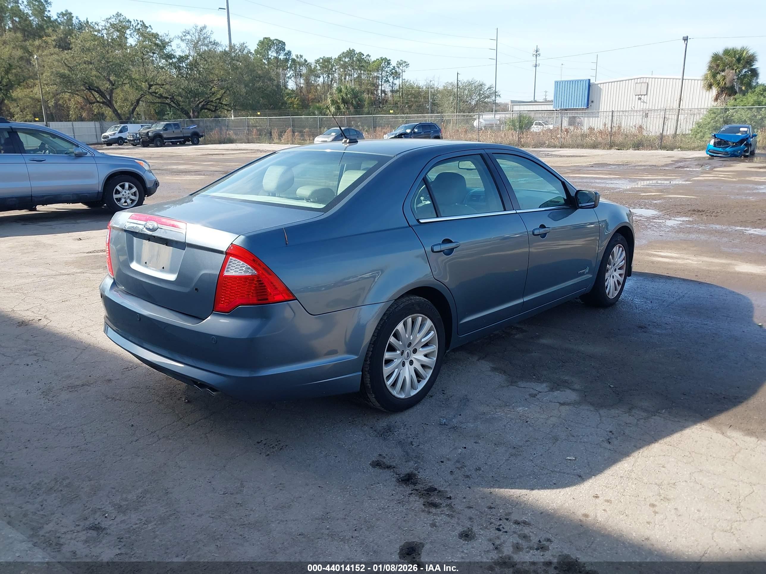 FORD FUSION image 4