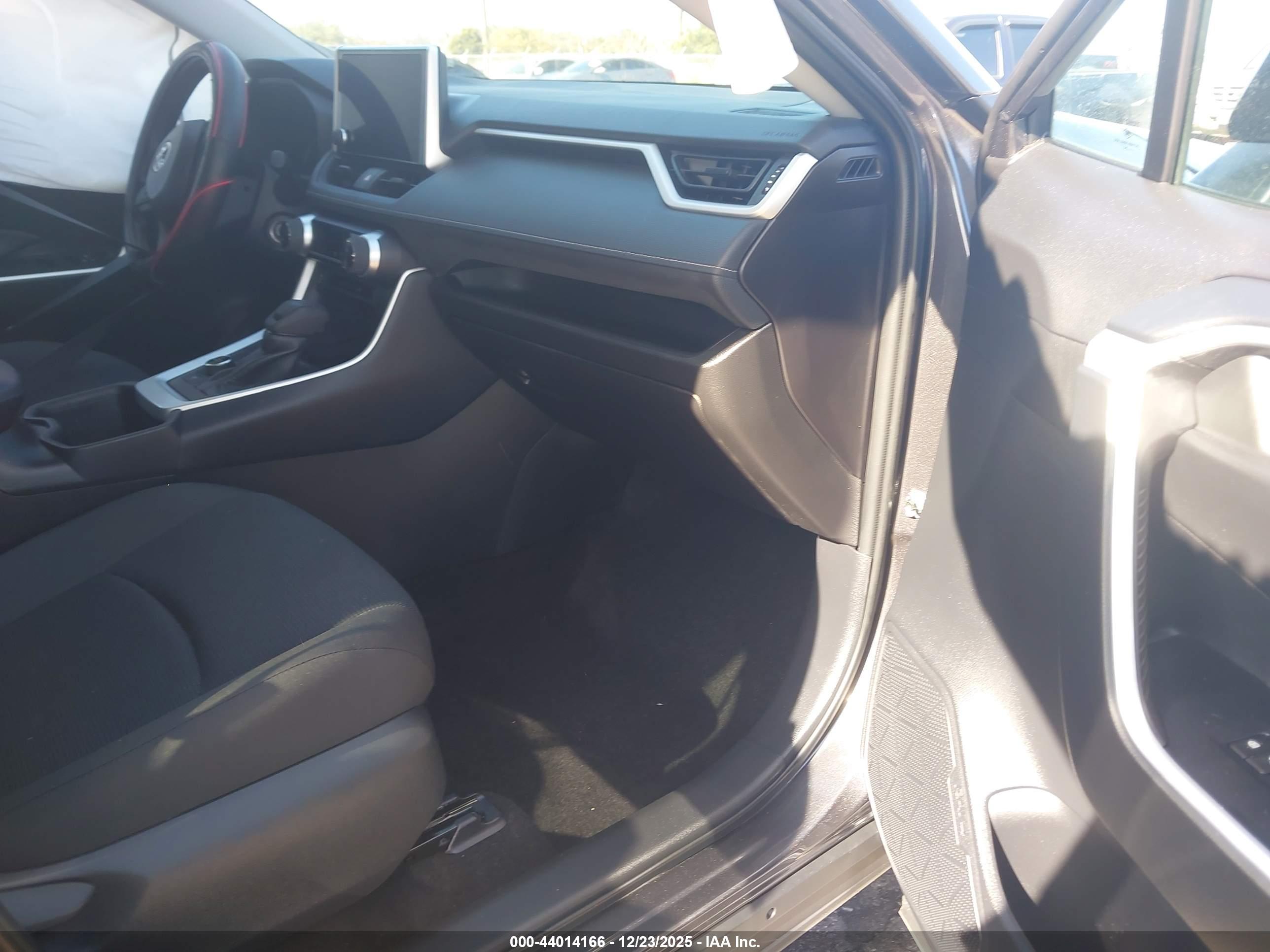TOYOTA RAV4 image 5