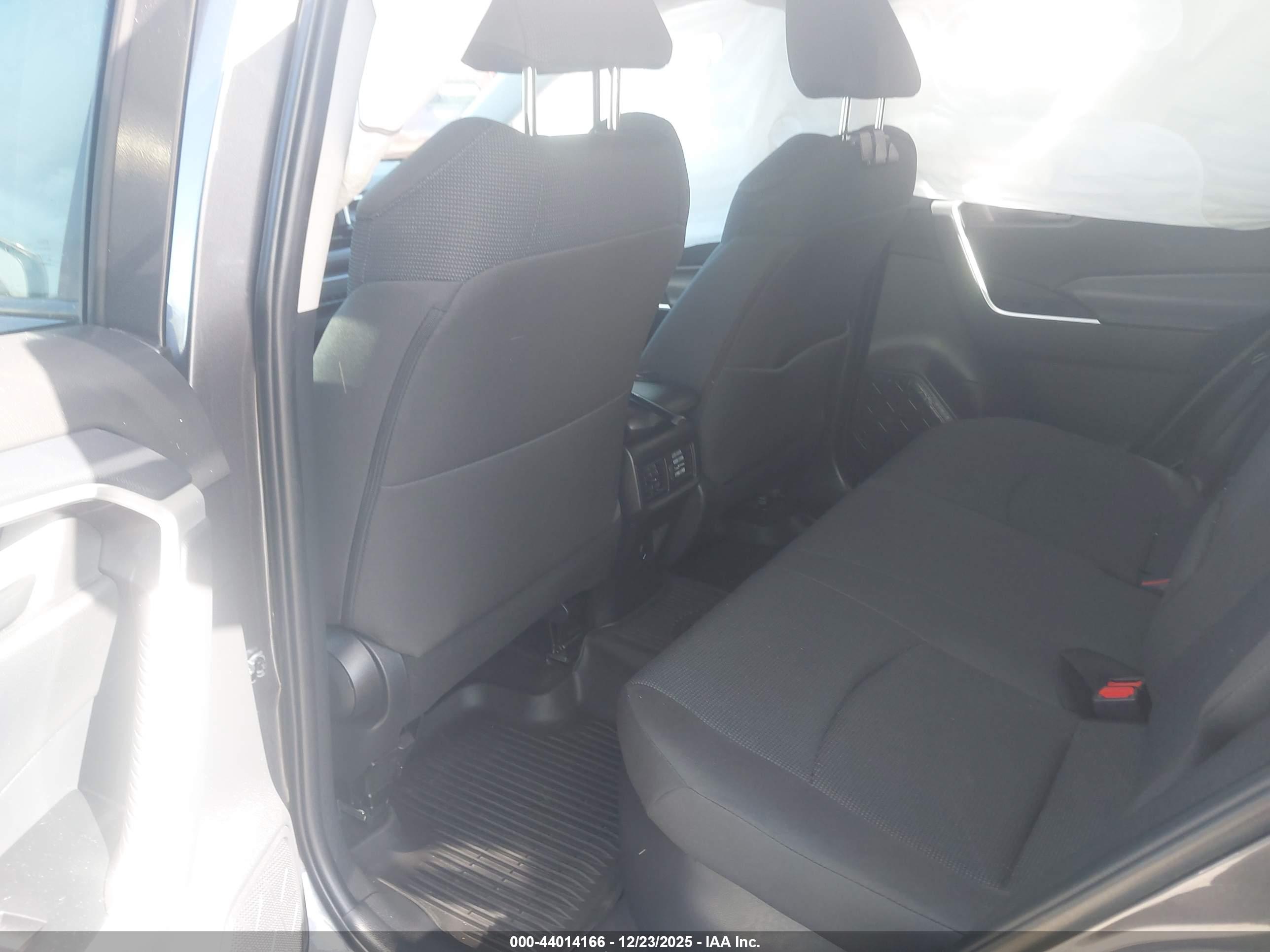 TOYOTA RAV4 image 8