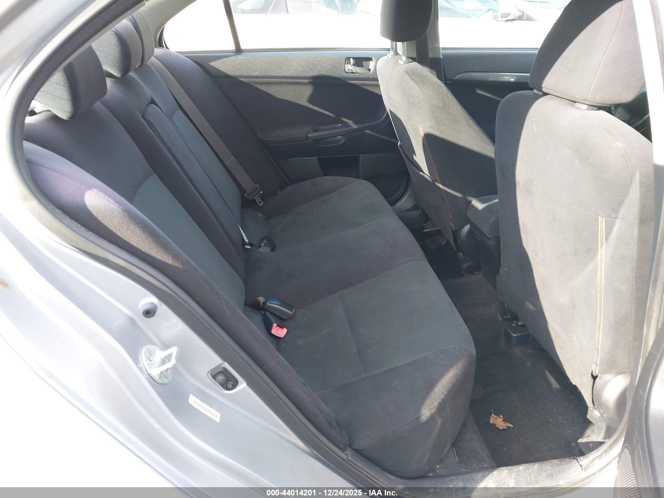MITSUBISHI LANCER image 8