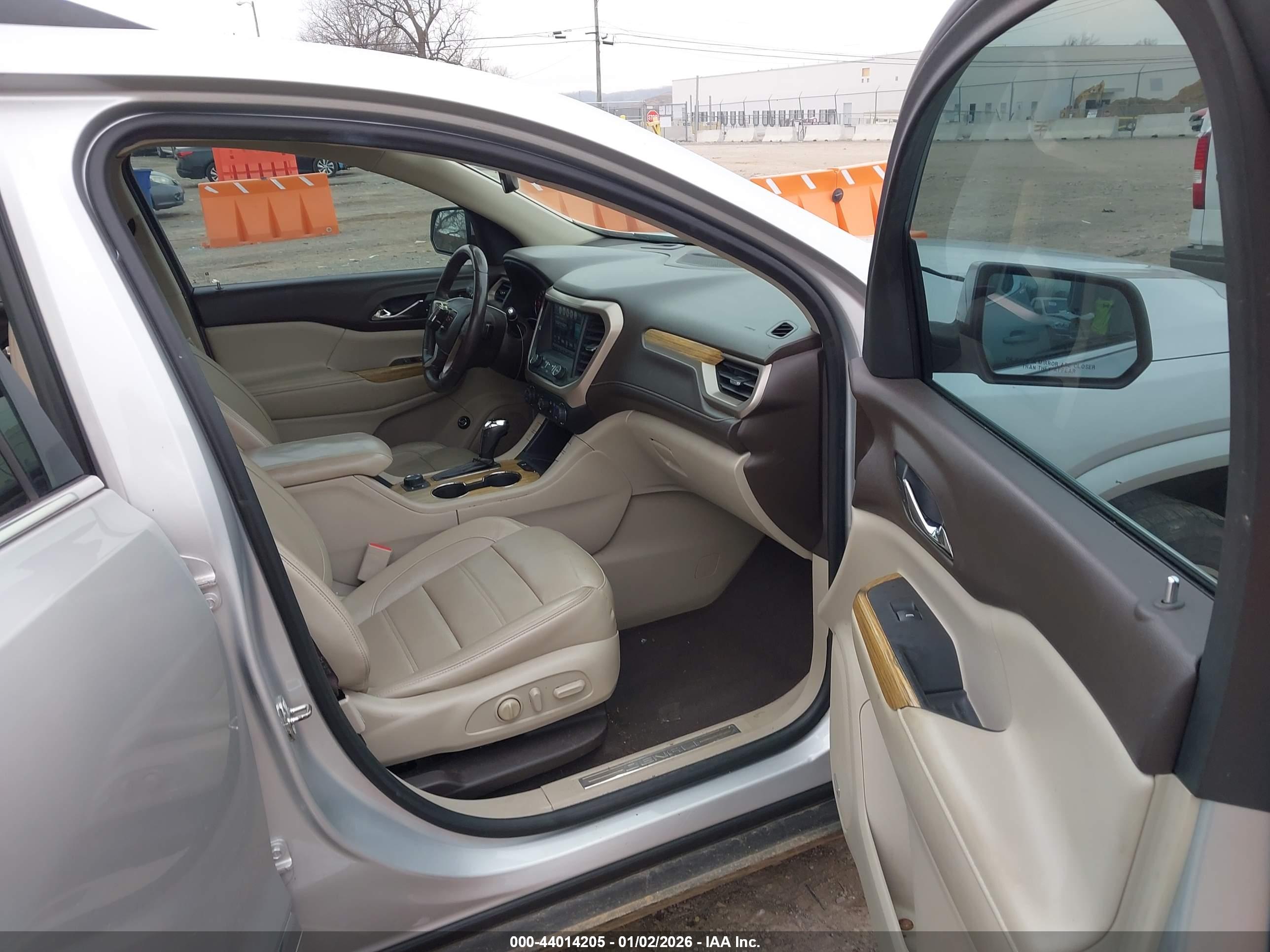 GMC ACADIA image 5