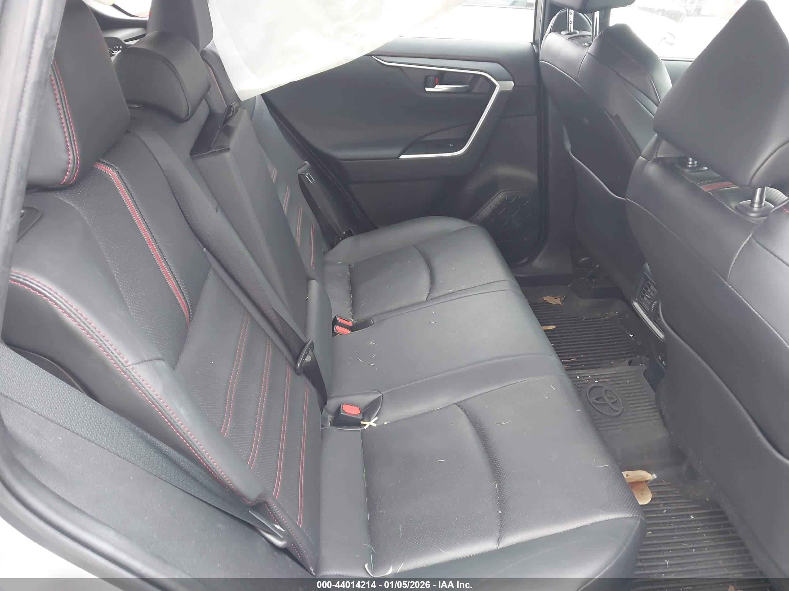 TOYOTA RAV4 image 8