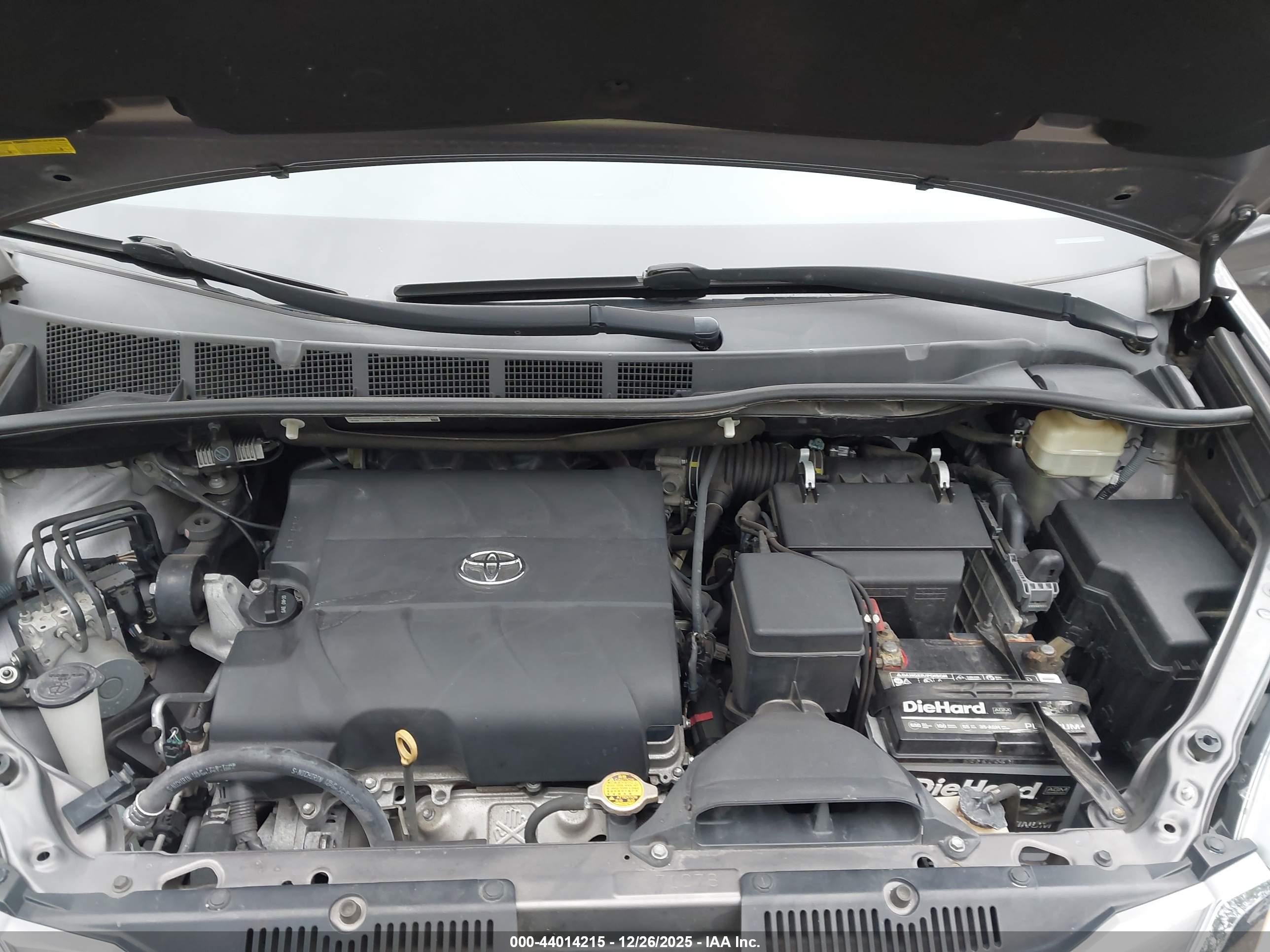 TOYOTA SIENNA image 10