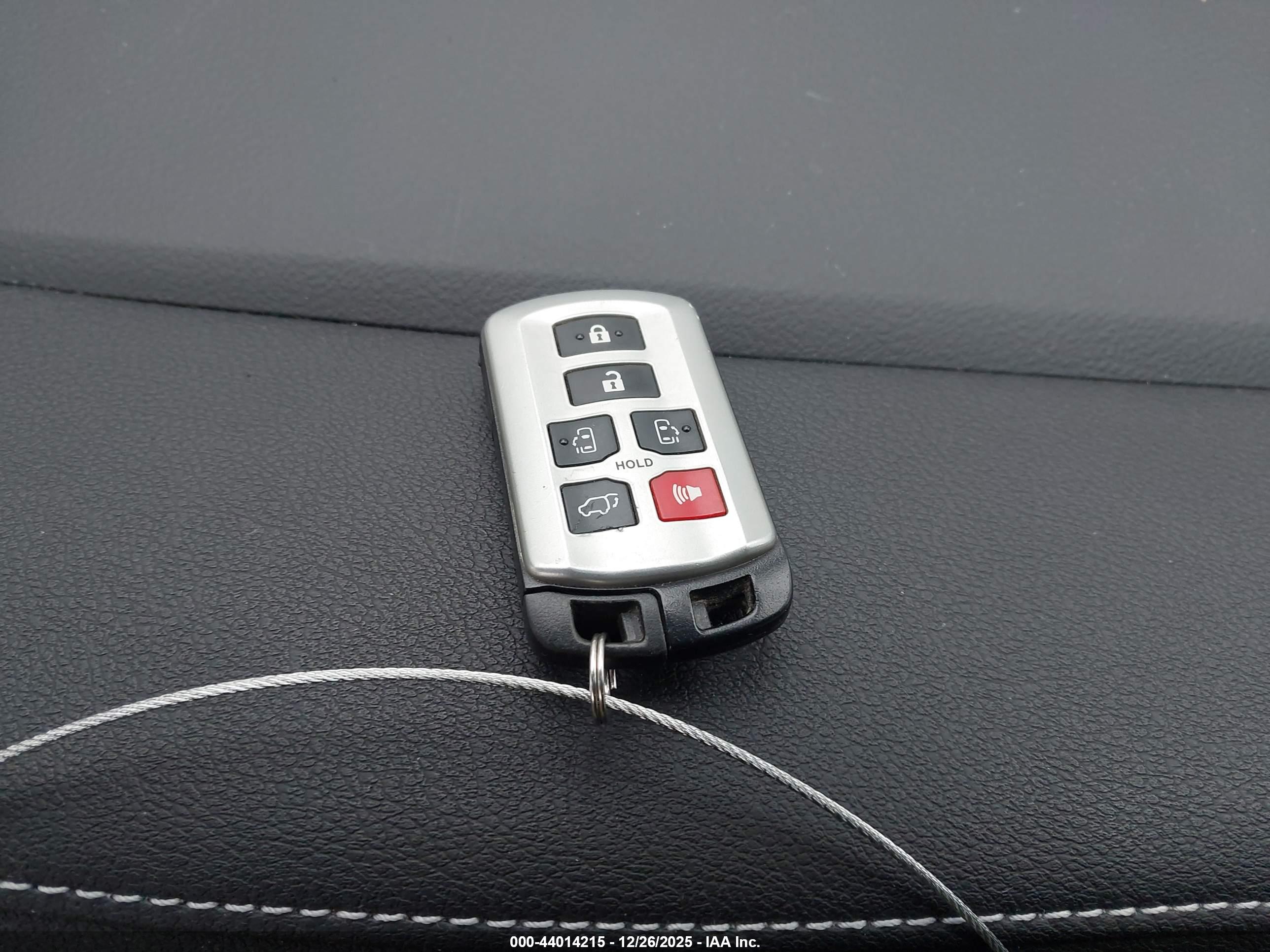 TOYOTA SIENNA image 11