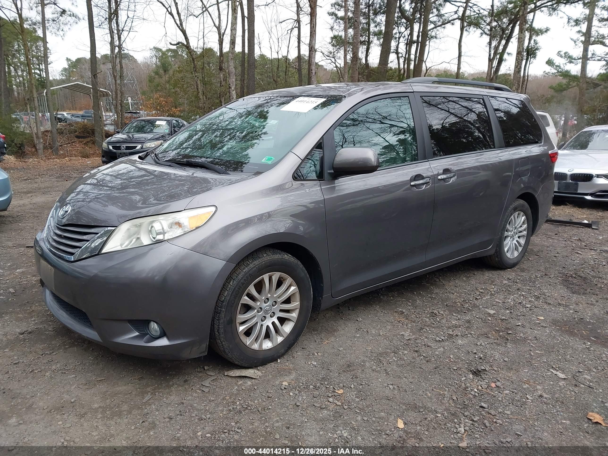 TOYOTA SIENNA image 2