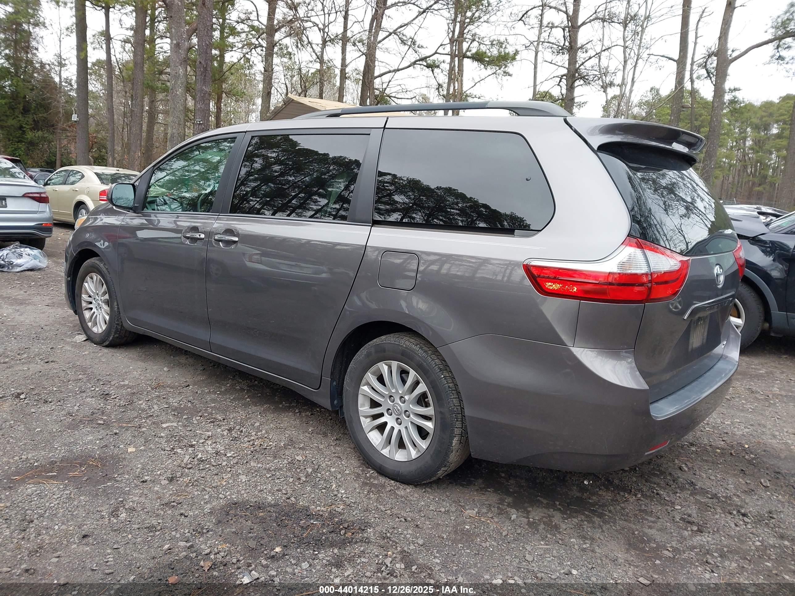 TOYOTA SIENNA image 3