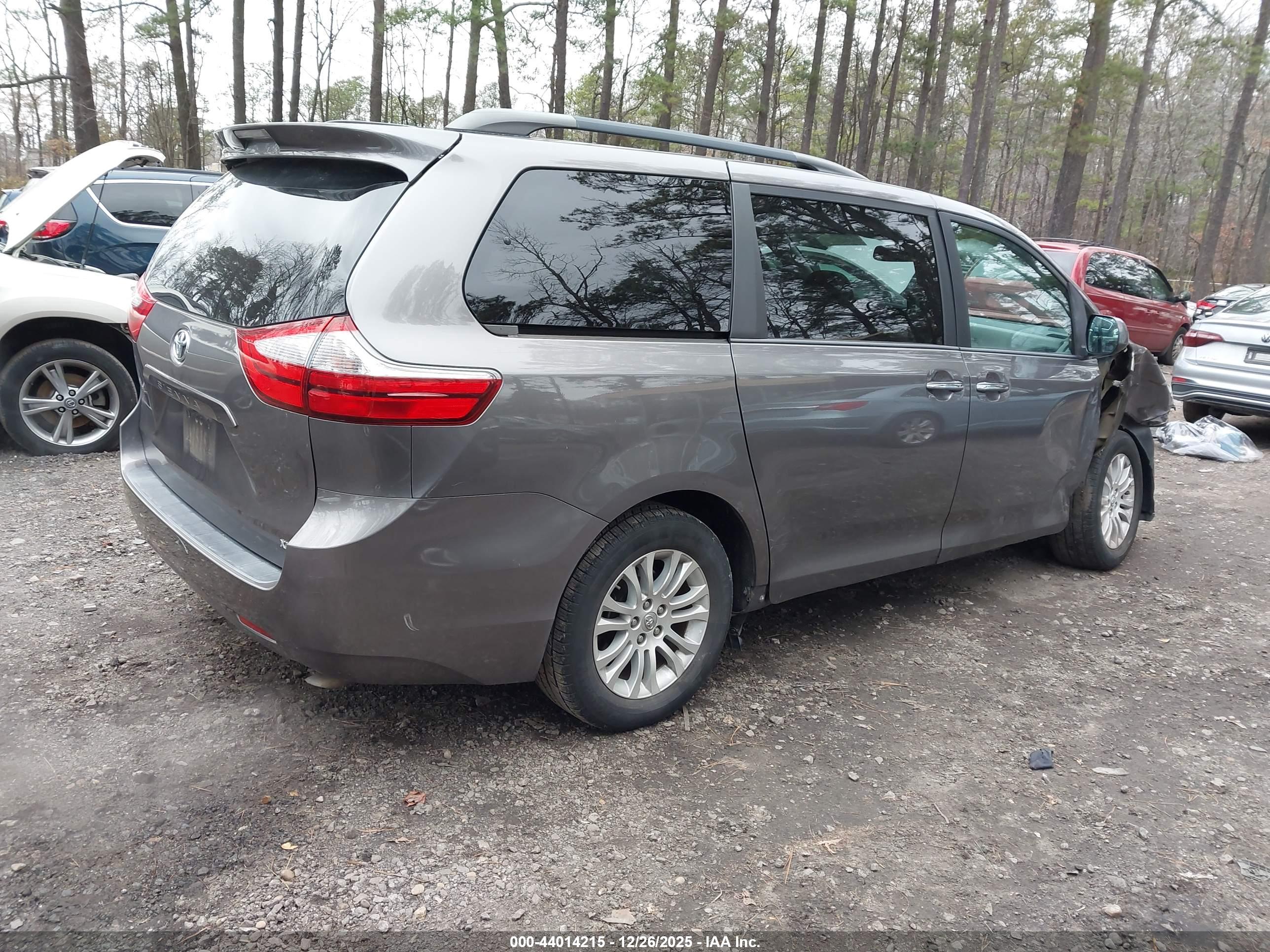 TOYOTA SIENNA image 4