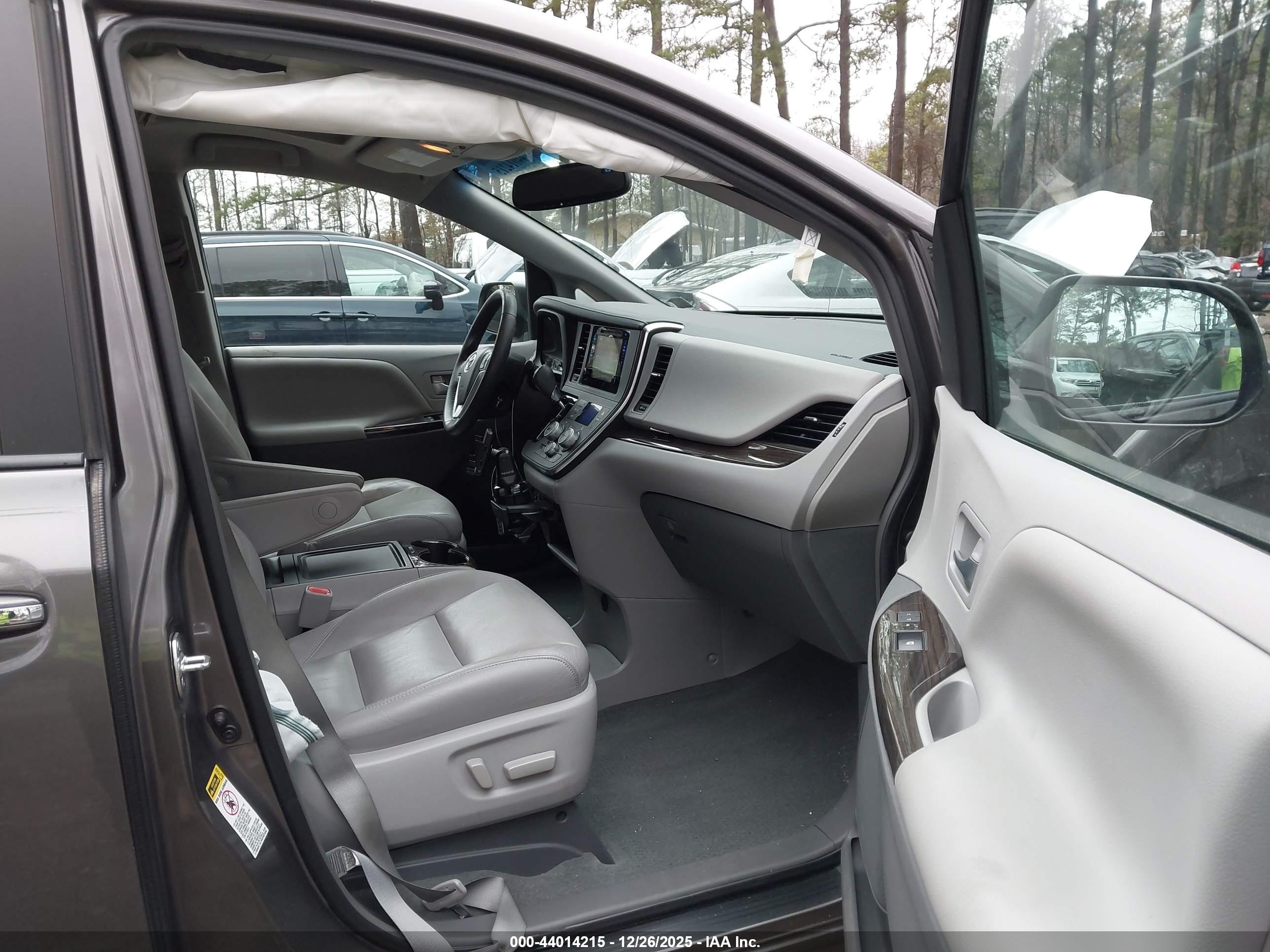 TOYOTA SIENNA image 5
