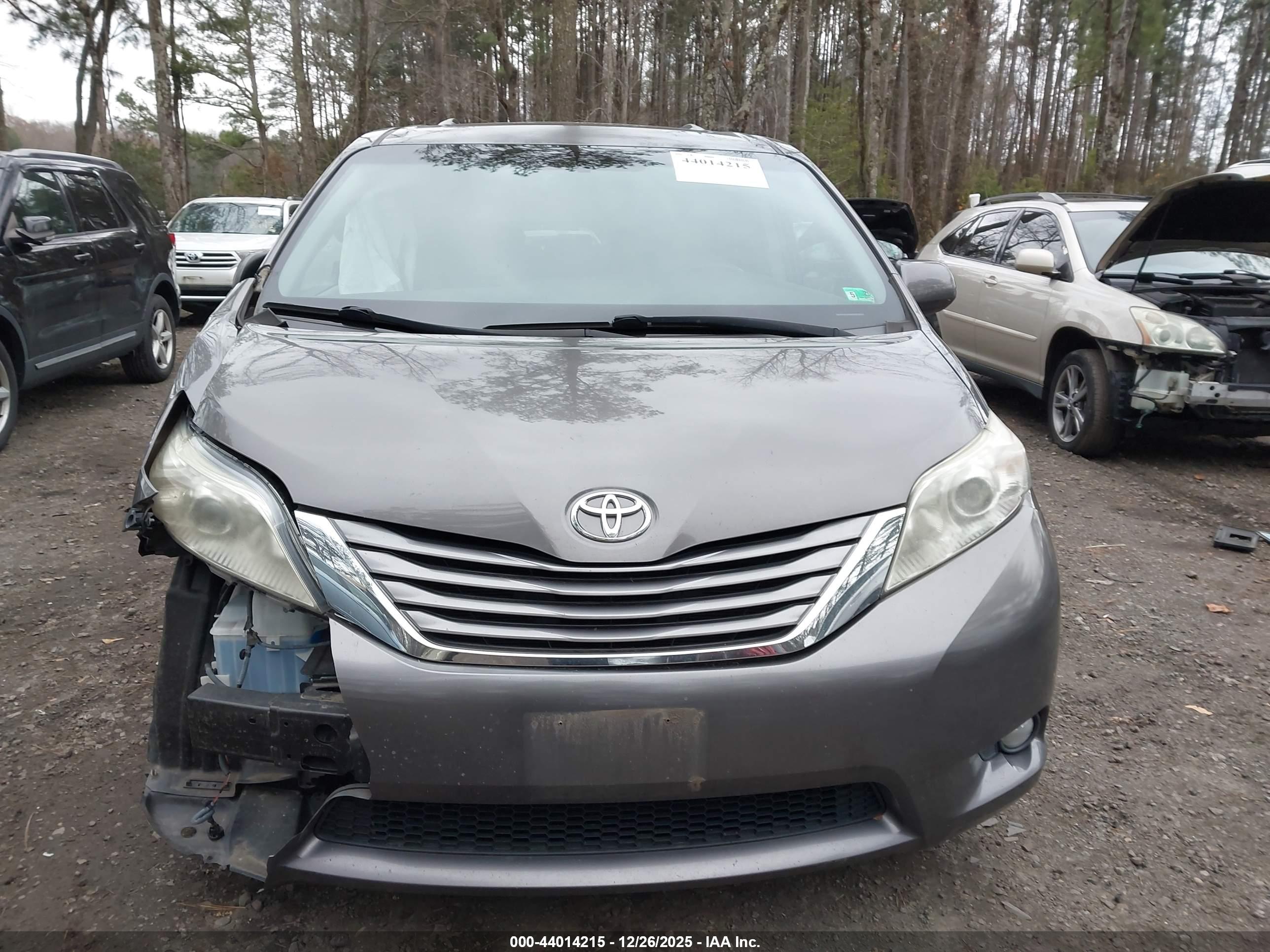 TOYOTA SIENNA image 6