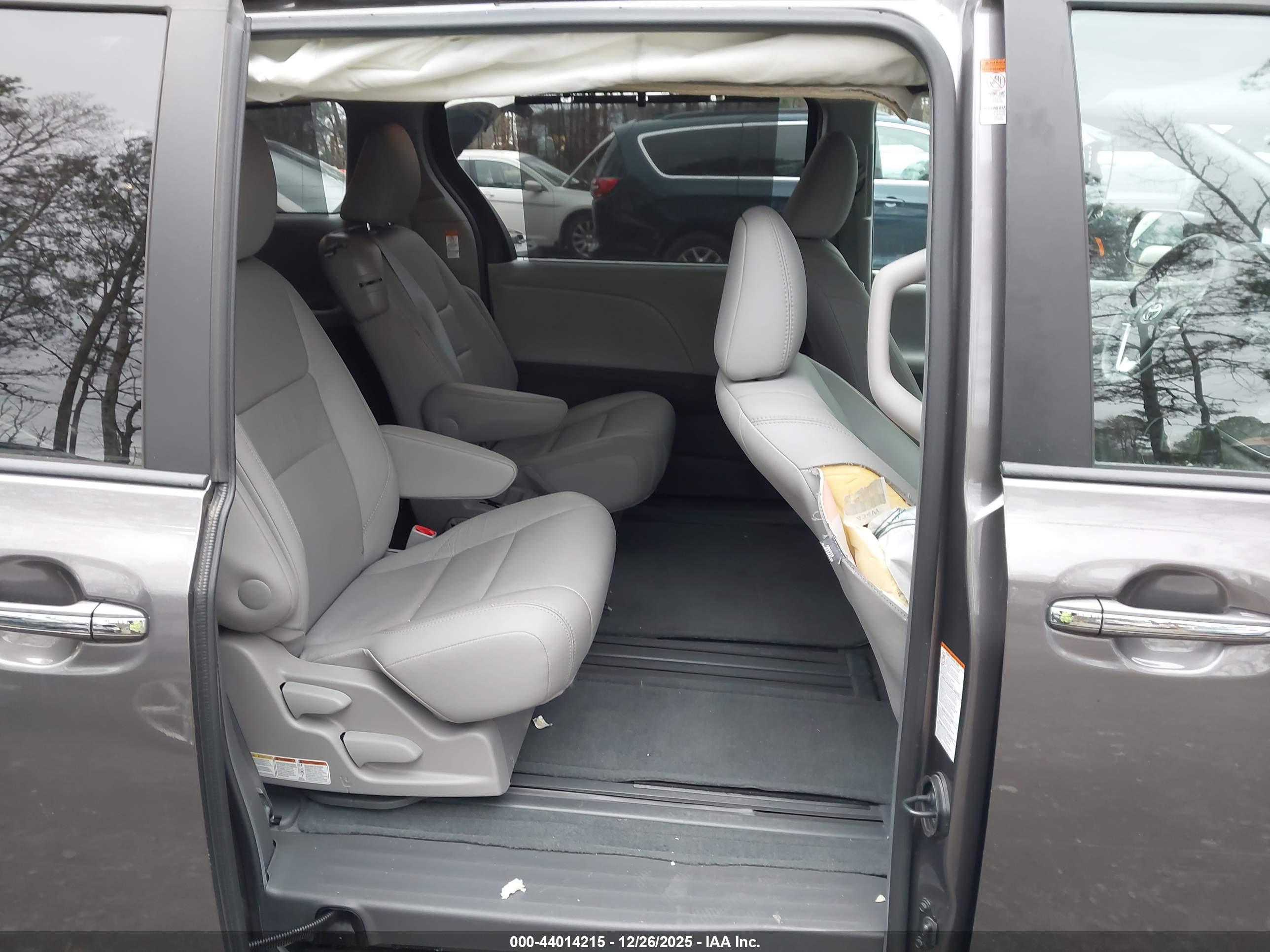 TOYOTA SIENNA image 8
