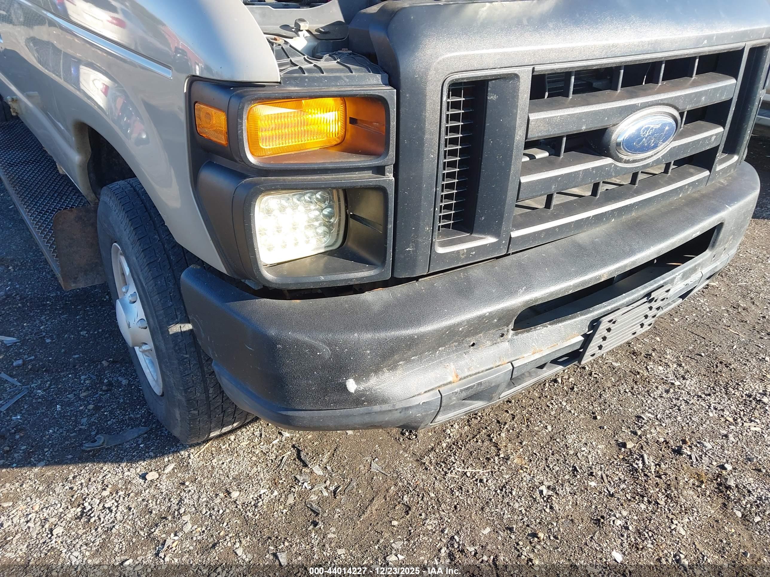 FORD E-350 image 6
