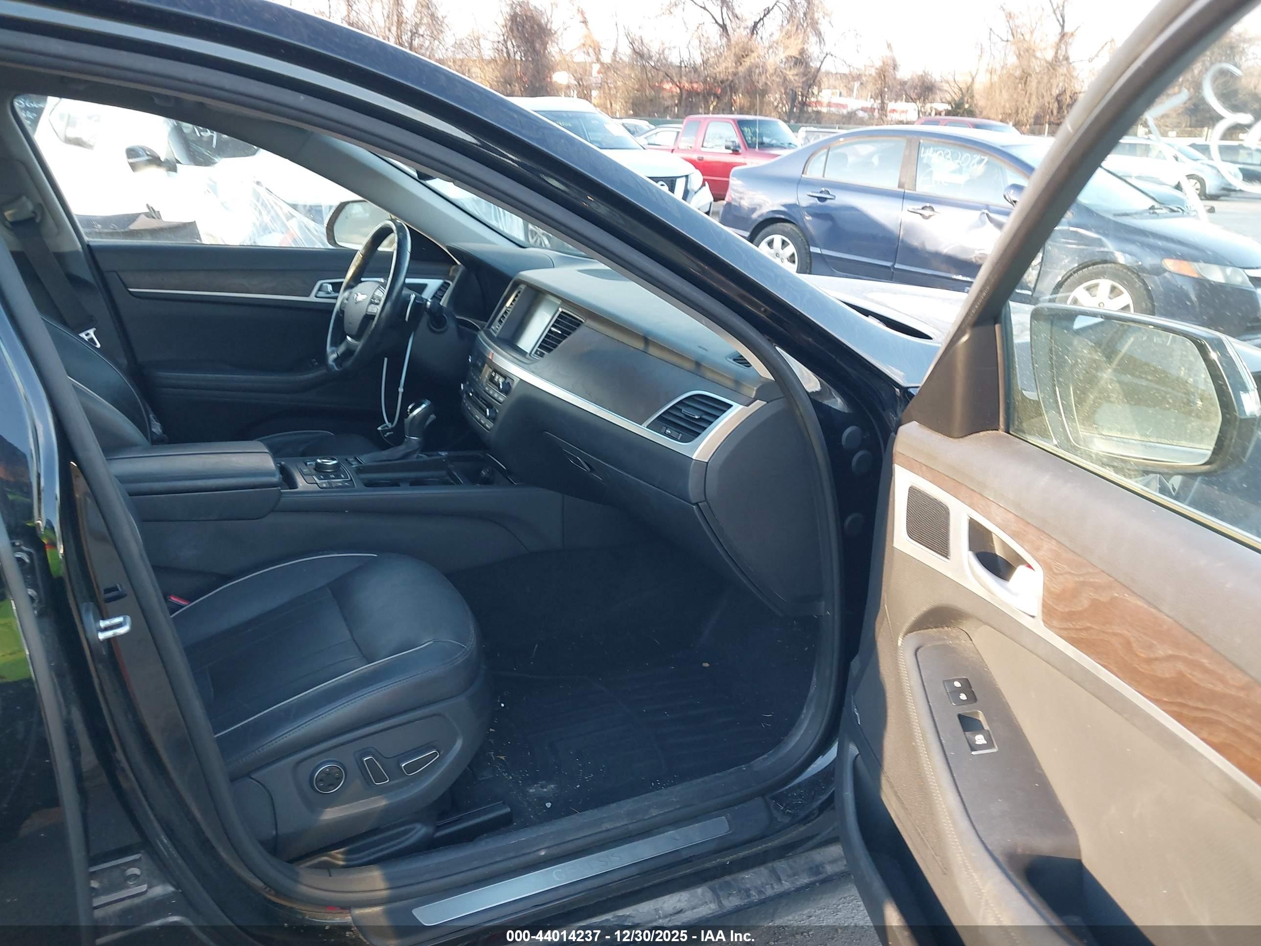 HYUNDAI GENESIS image 5