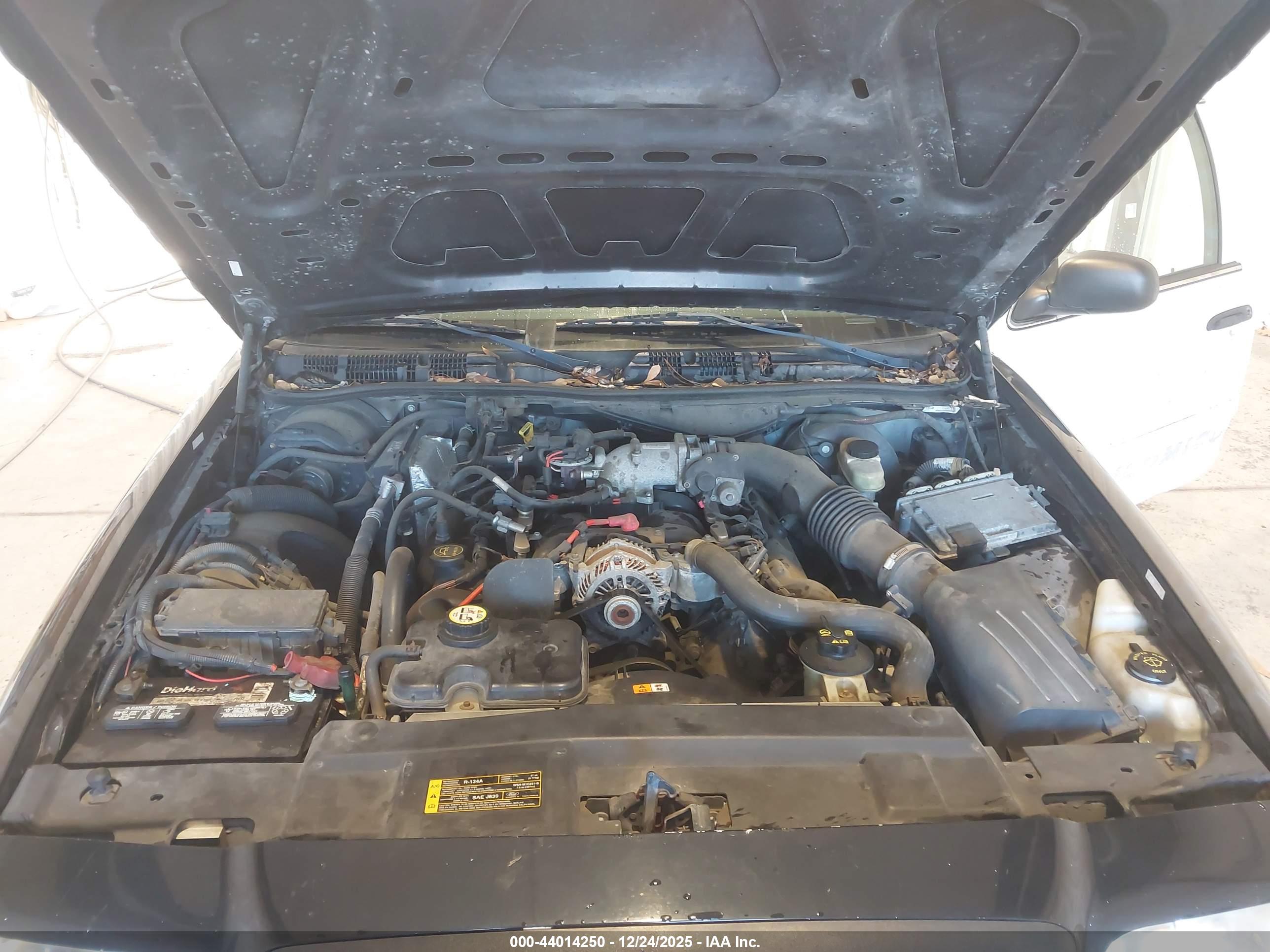 FORD CROWN image 10