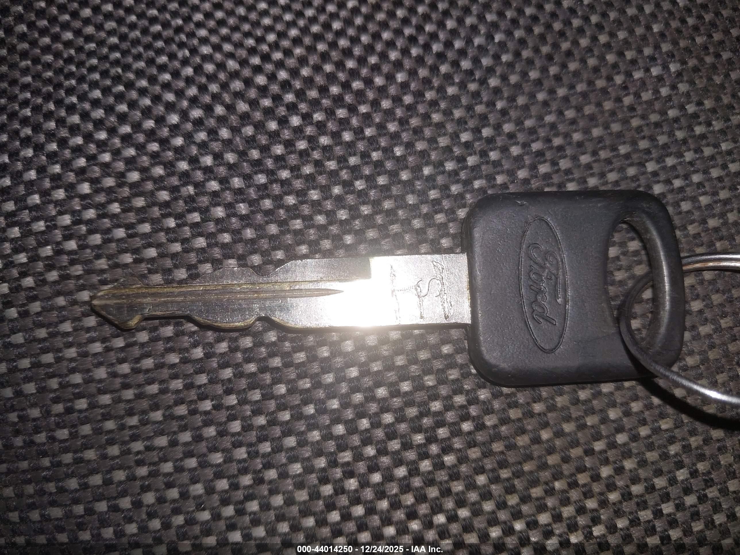 FORD CROWN image 11