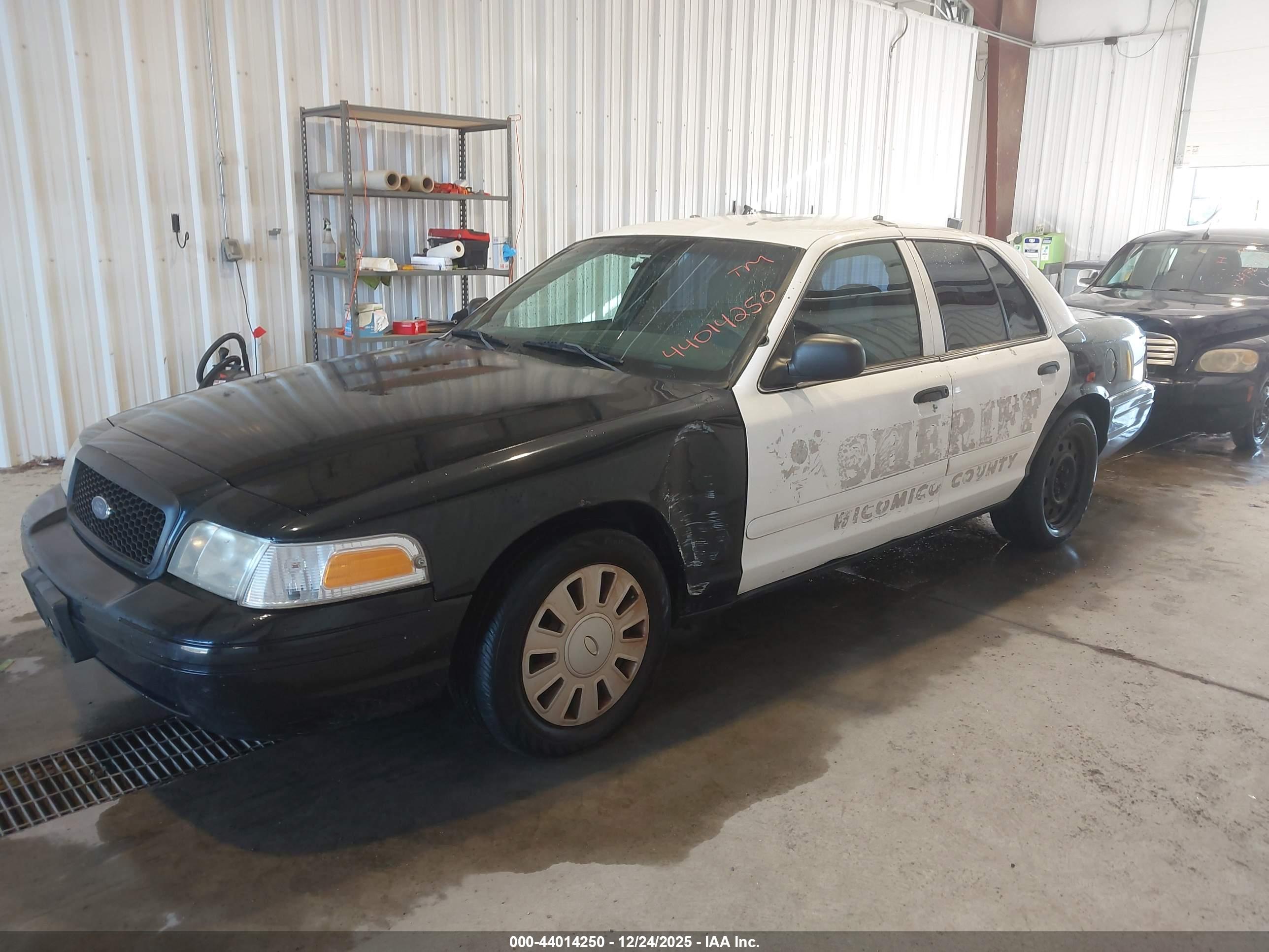 FORD CROWN image 2