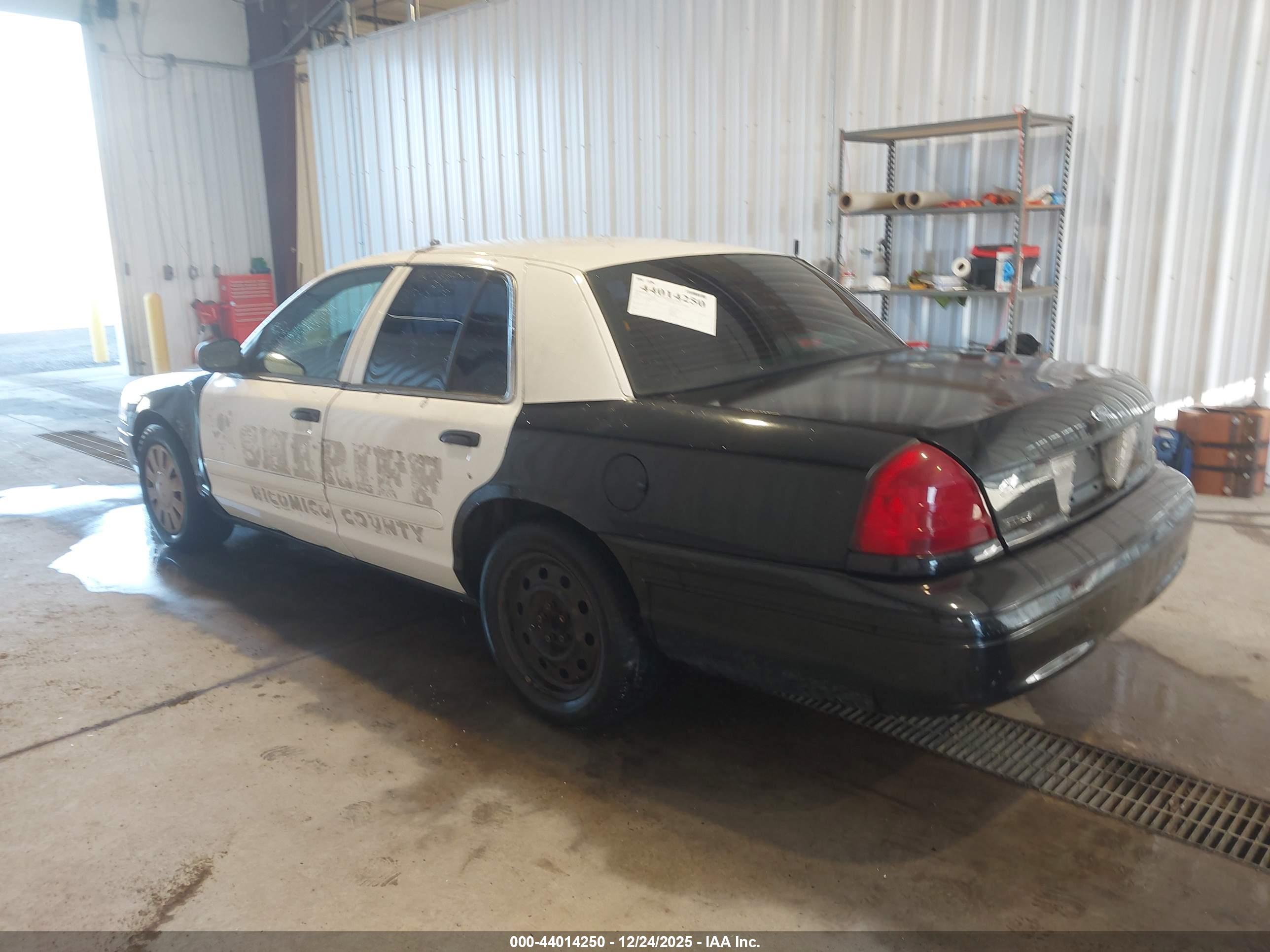 FORD CROWN image 3