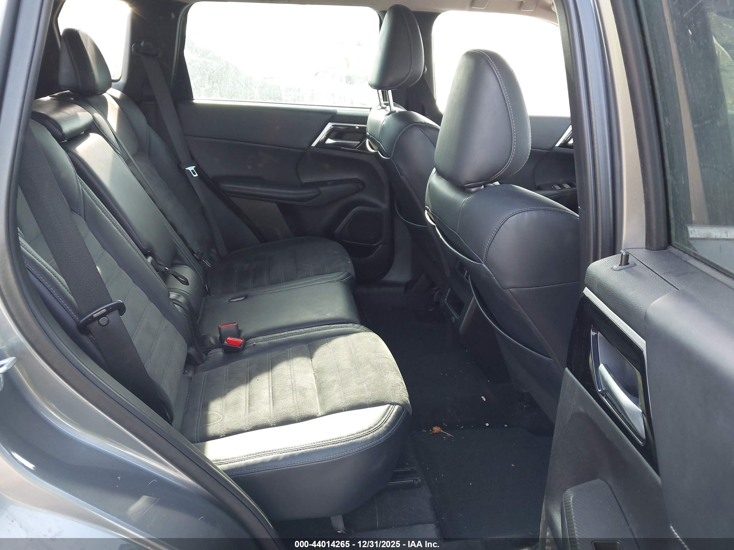 MITSUBISHI OUTLANDER image 8