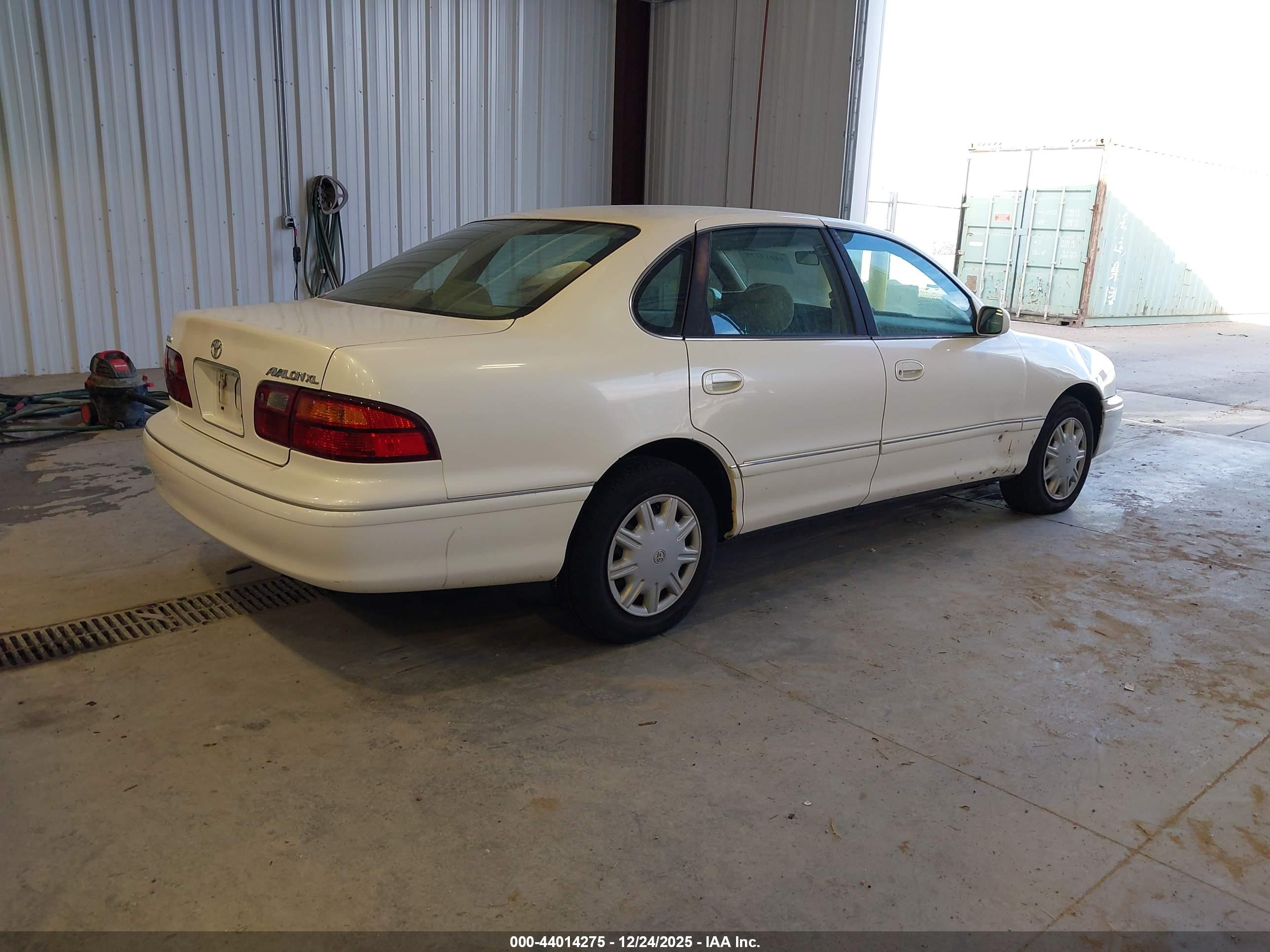 TOYOTA AVALON image 4