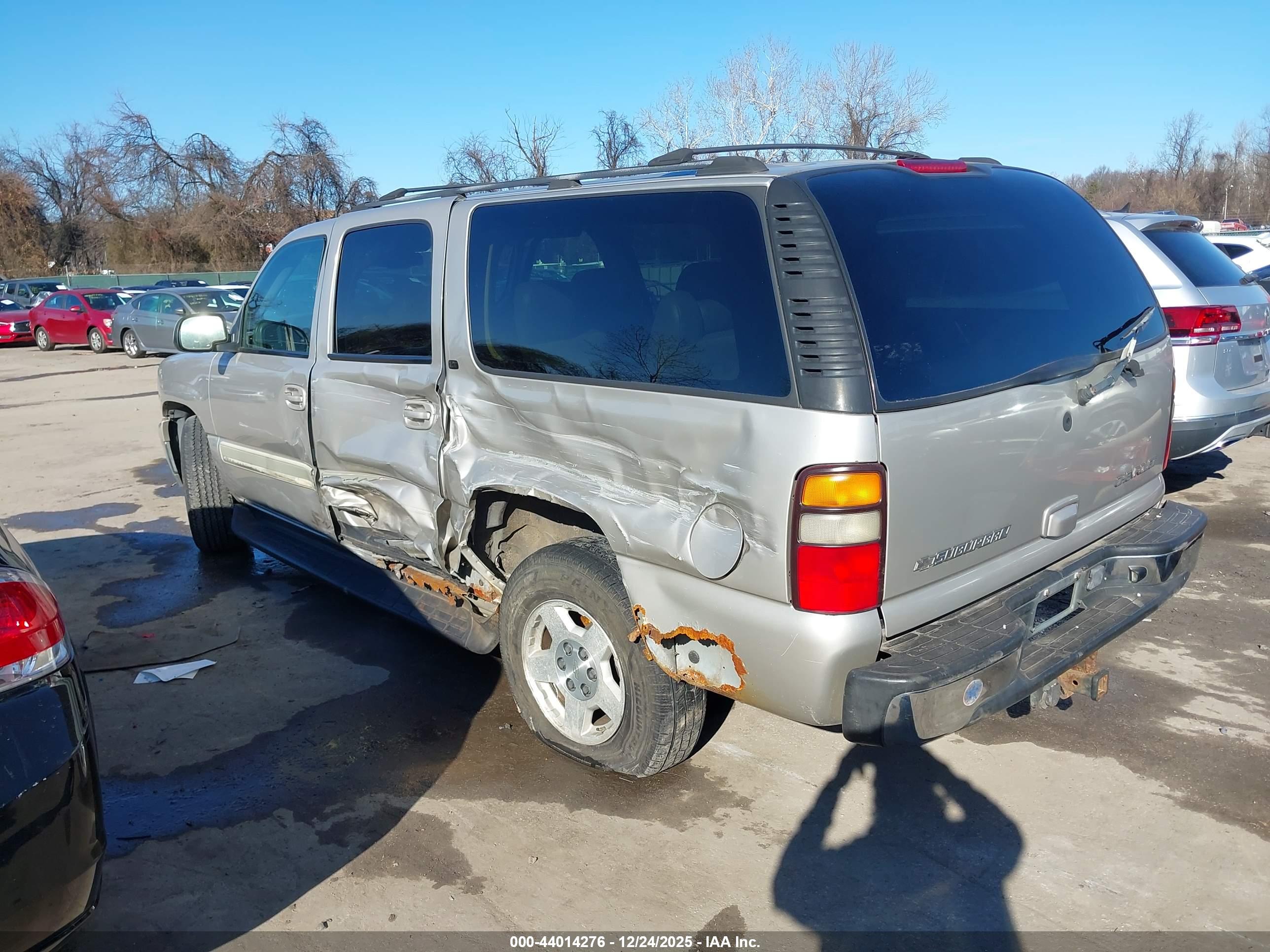 CHEVROLET SUBURBAN image 3