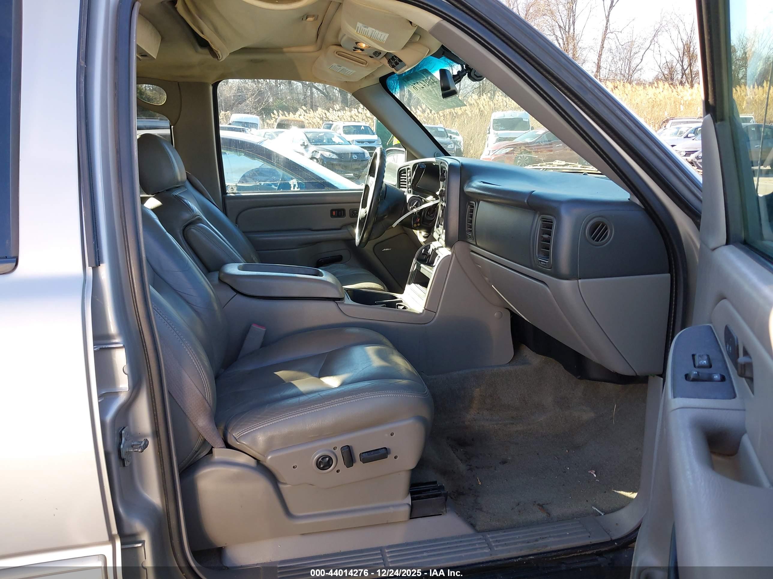 CHEVROLET SUBURBAN image 5